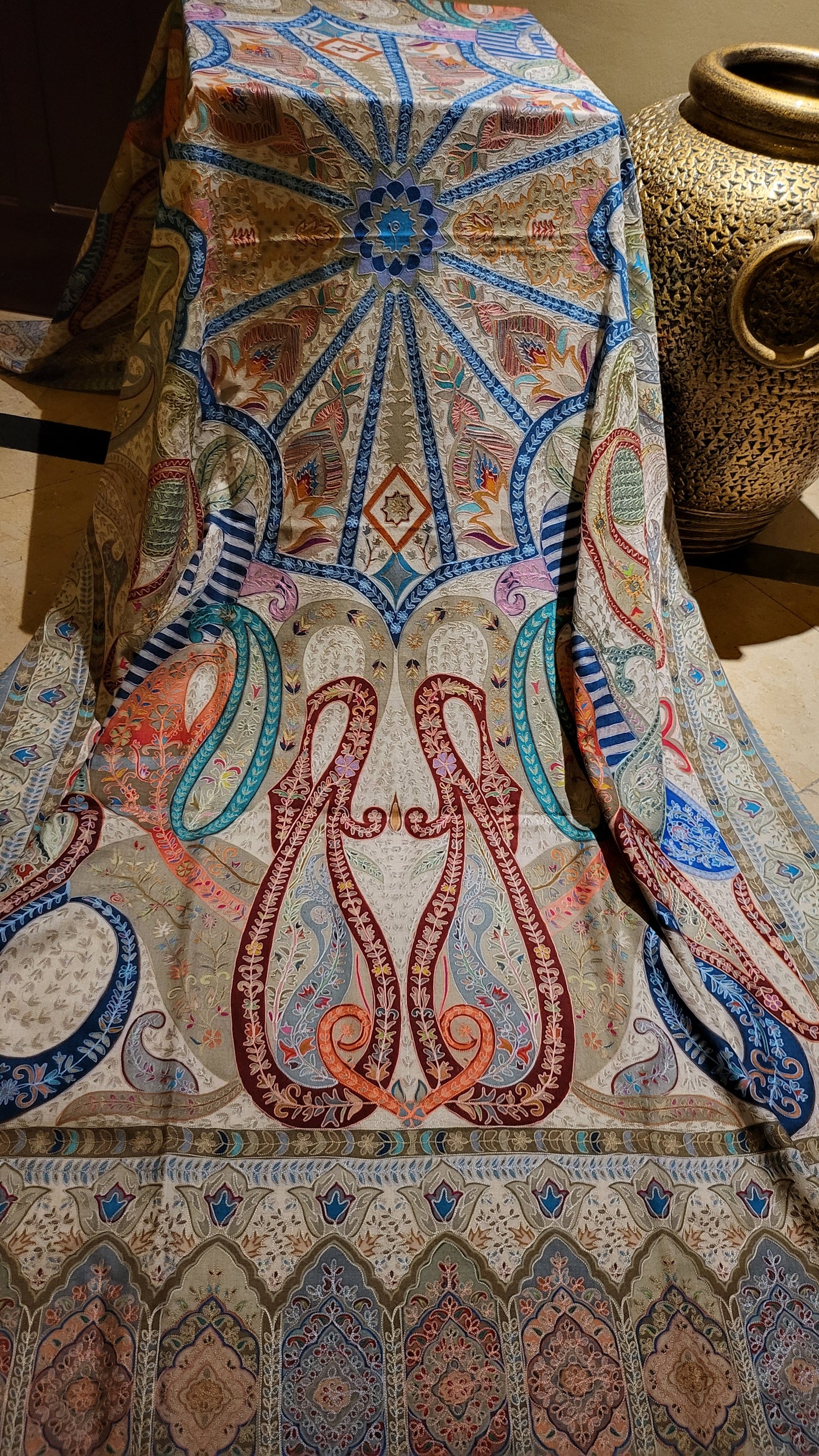 Reelkaar embroidered : shawl