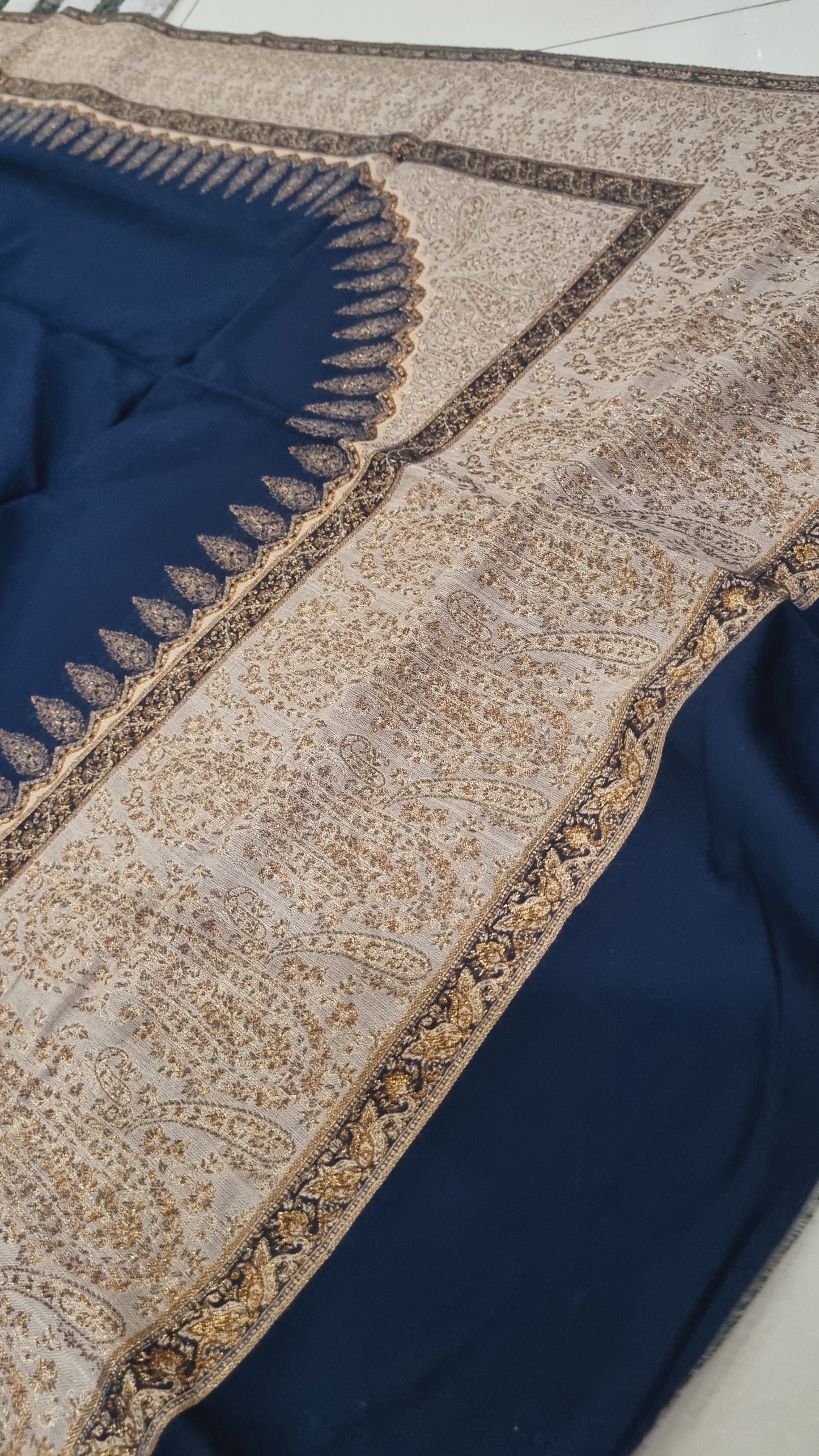 Pashmina shawl with zaree kaani border