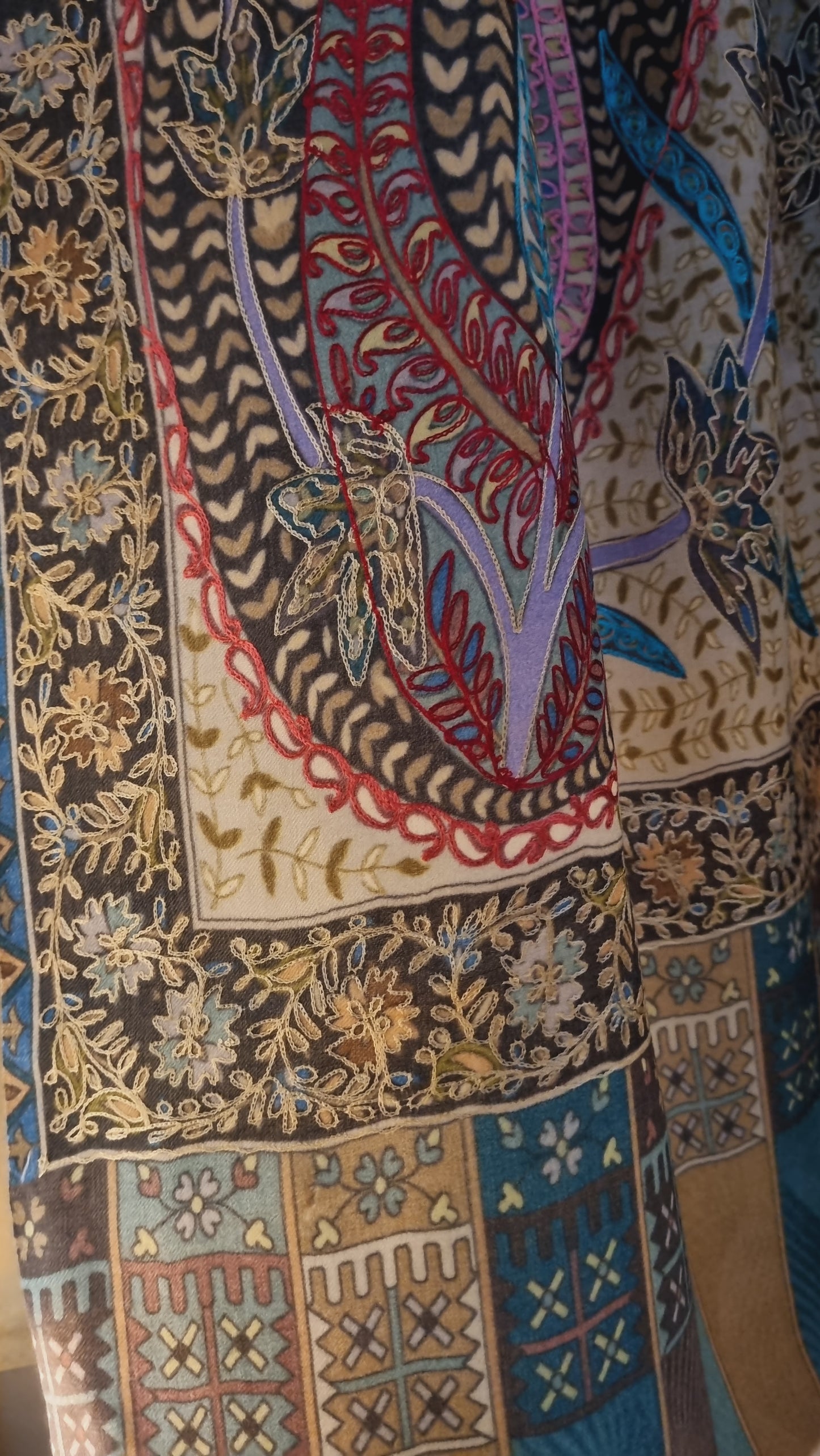 Reelkar embroidered minishawl