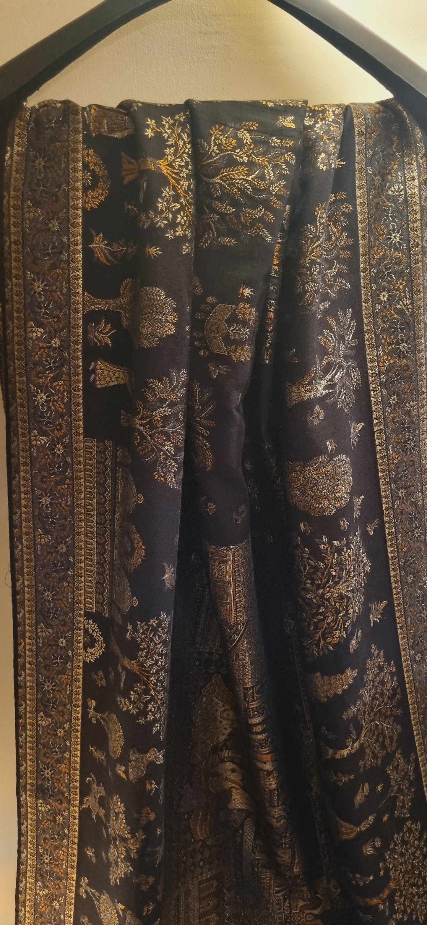Tajmehal kaani shawl with zaree weave