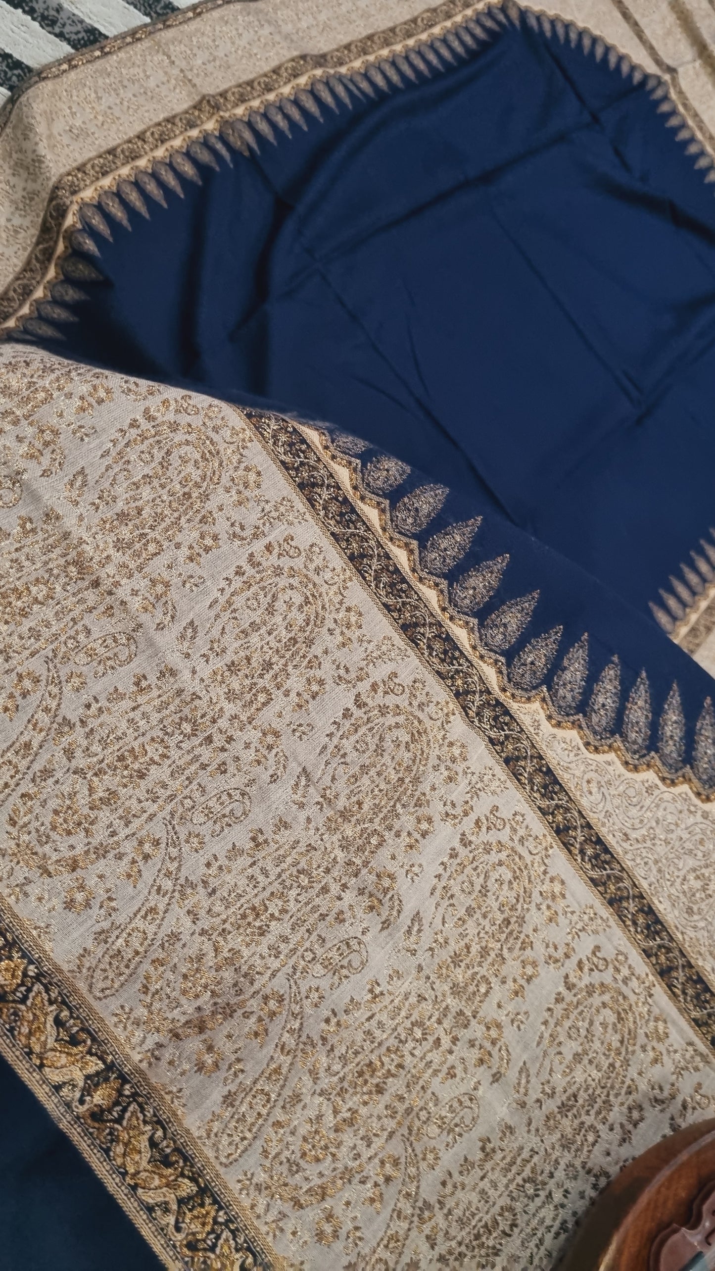 Pashmina shawl with zaree kaani border