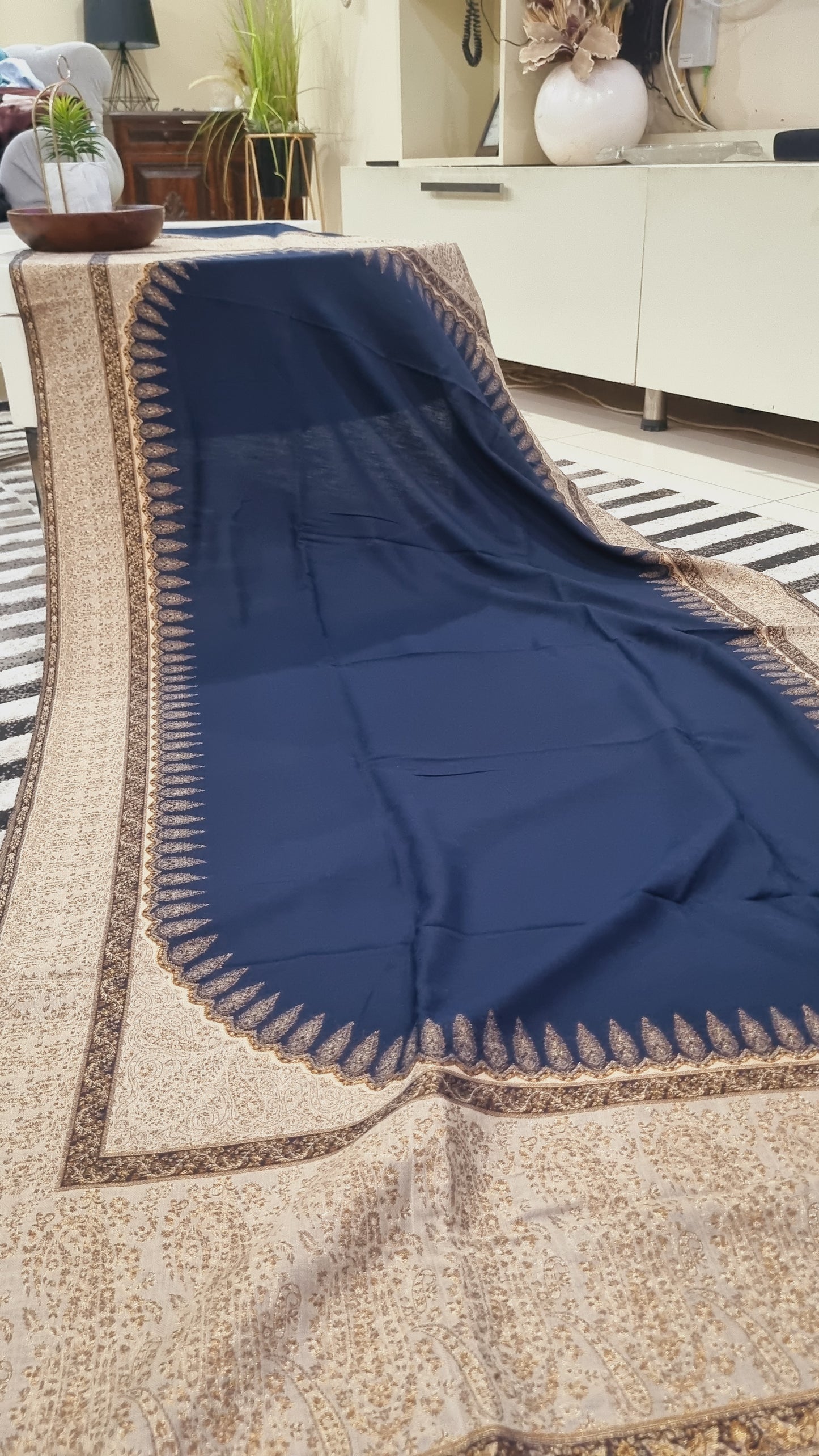 Pashmina shawl with zaree kaani border