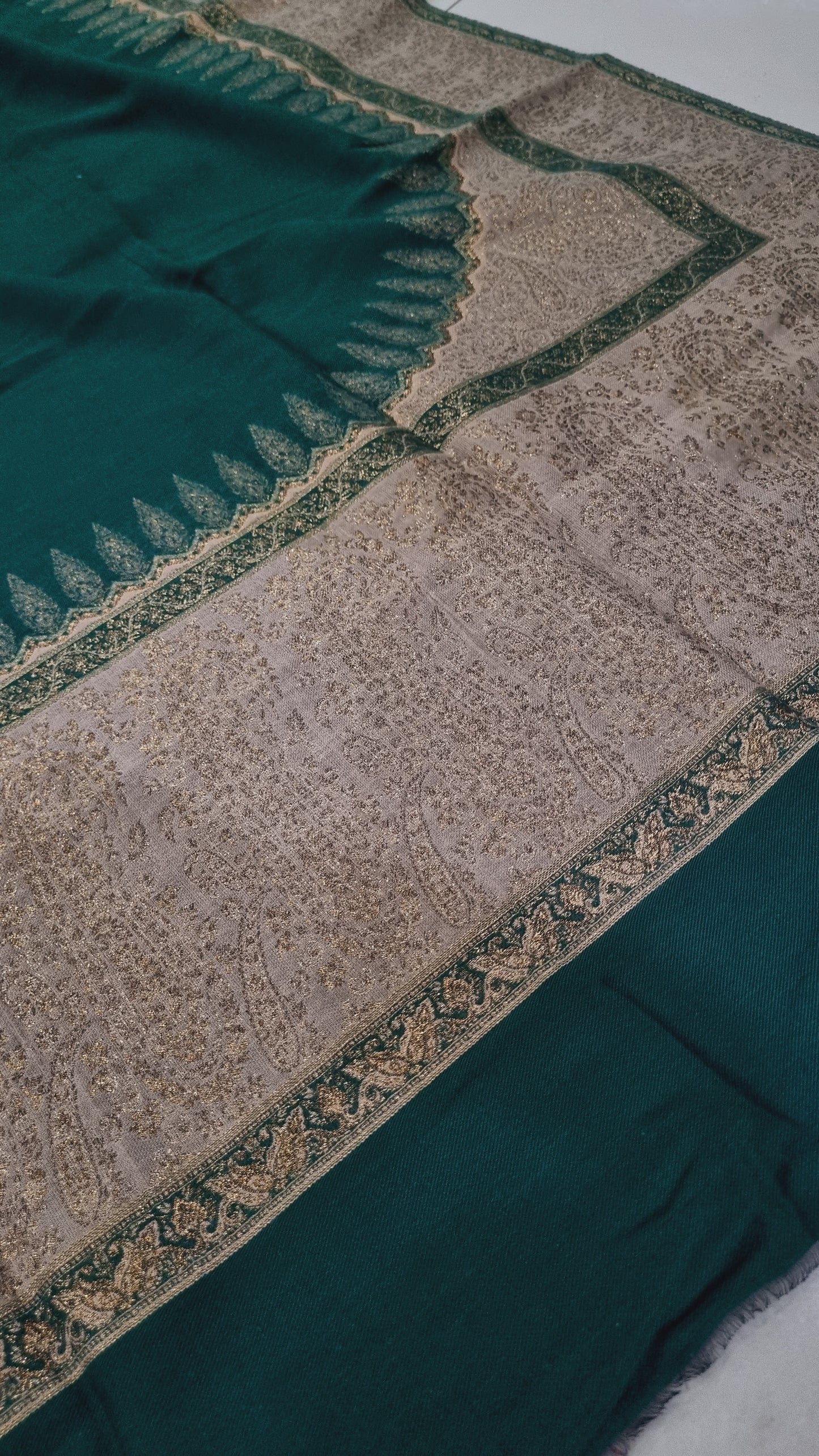 Pashmina shawl with zaree kaani border