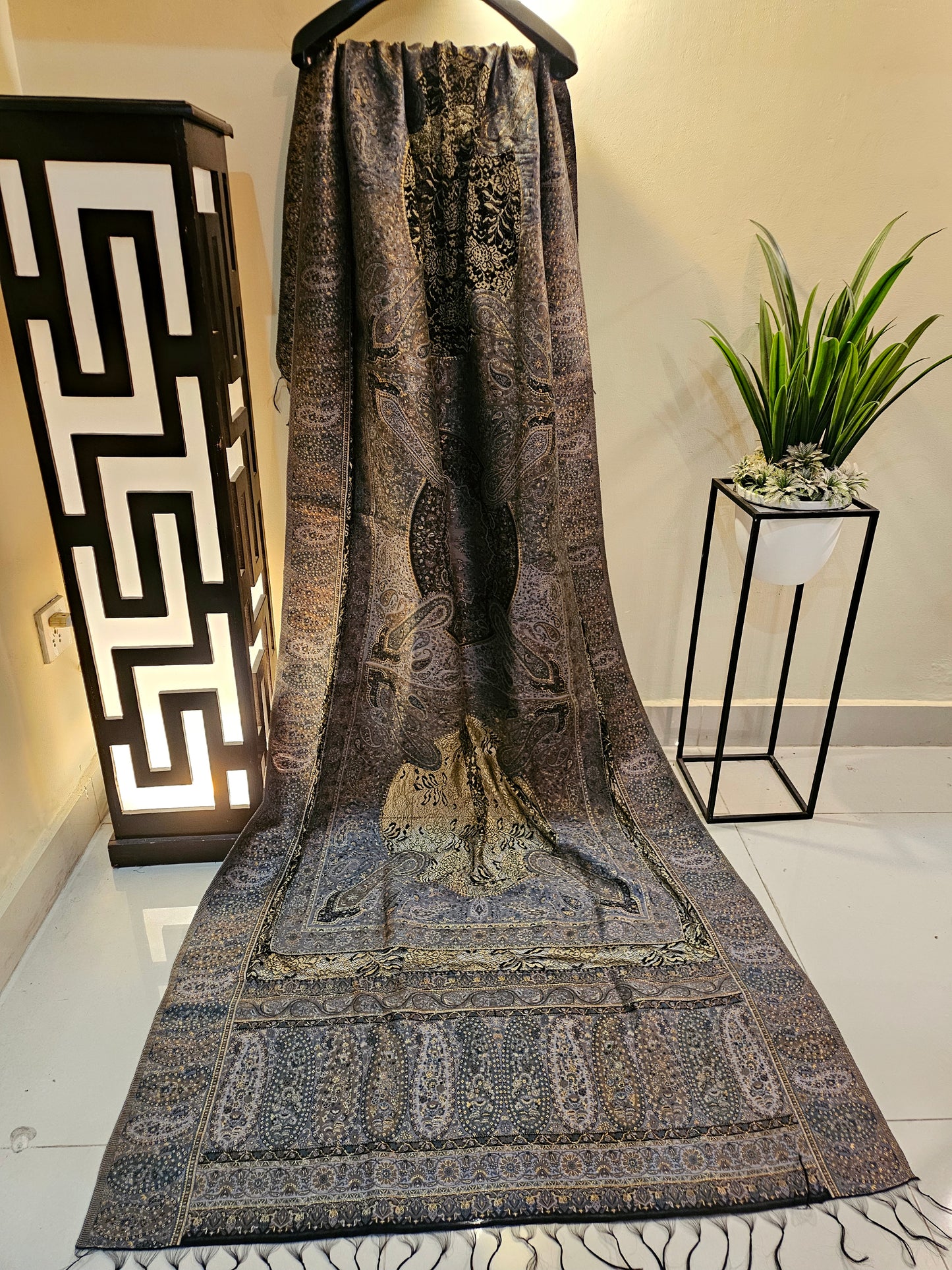 Silk kaani shawl with chantilly