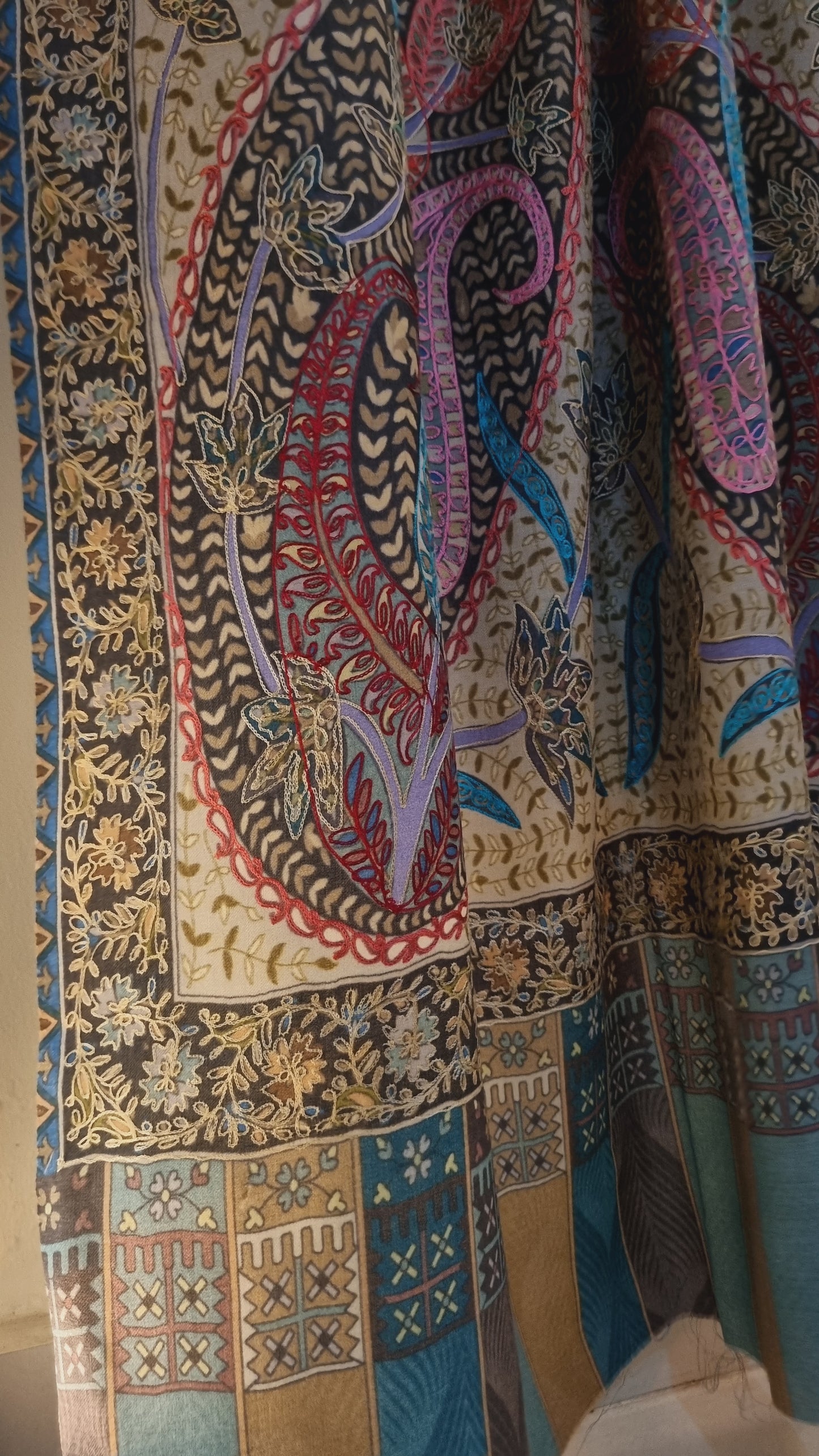 Reelkar embroidered minishawl