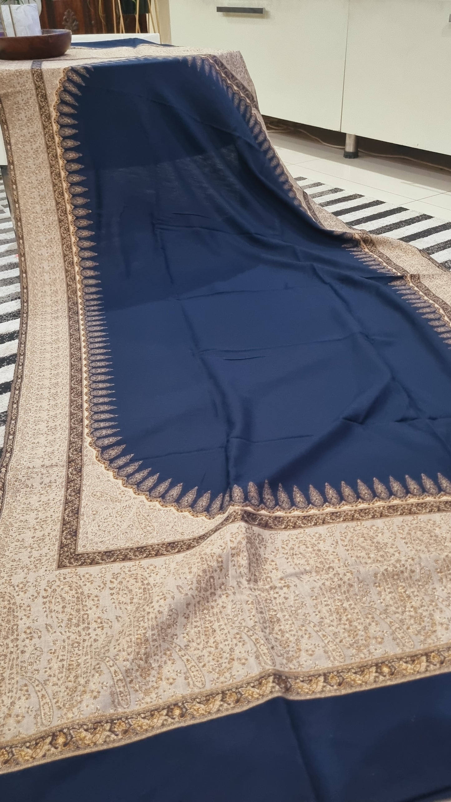 Pashmina shawl with zaree kaani border
