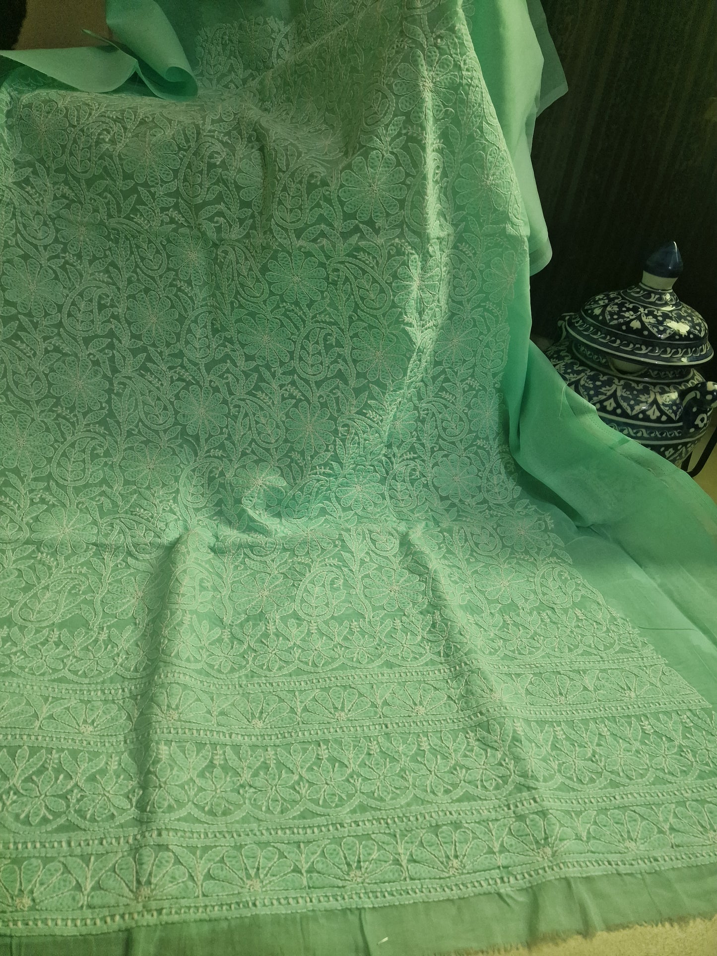 Single taar chikankari