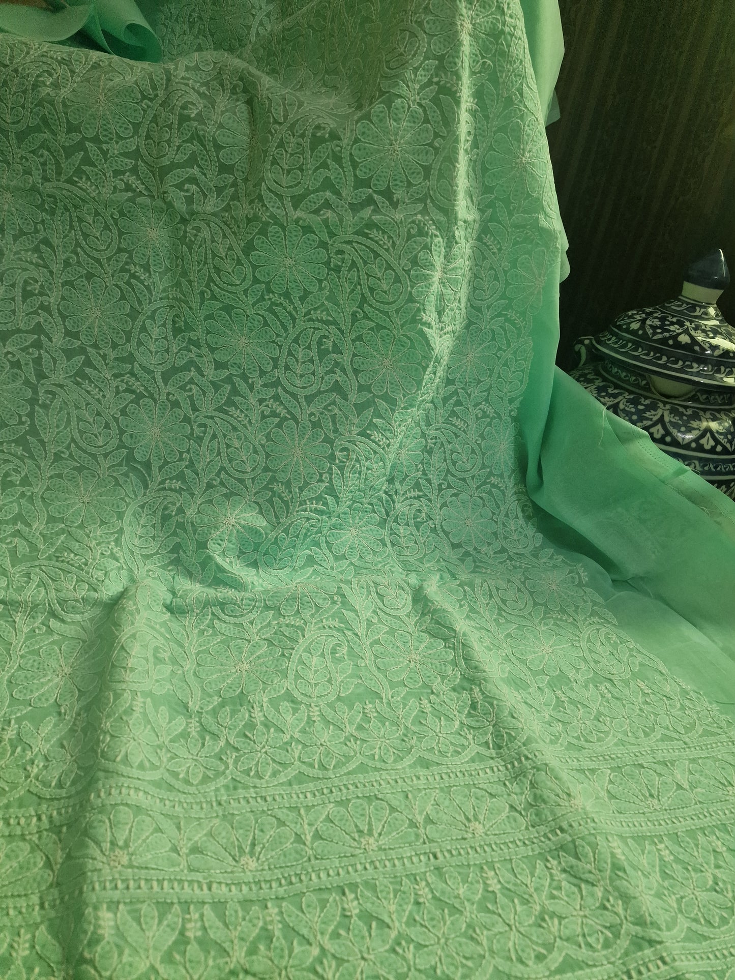 Single taar chikankari