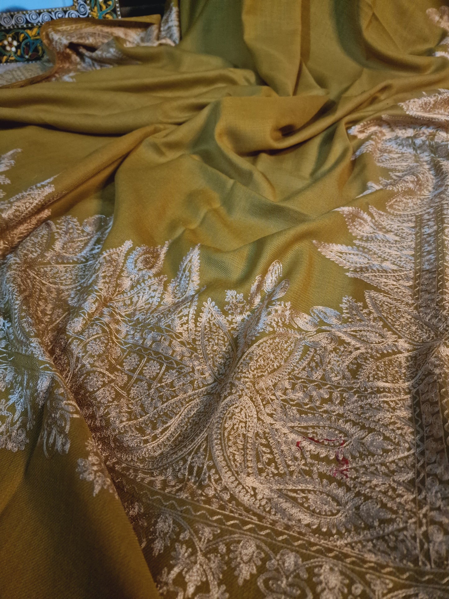 Resham kaar border shawl