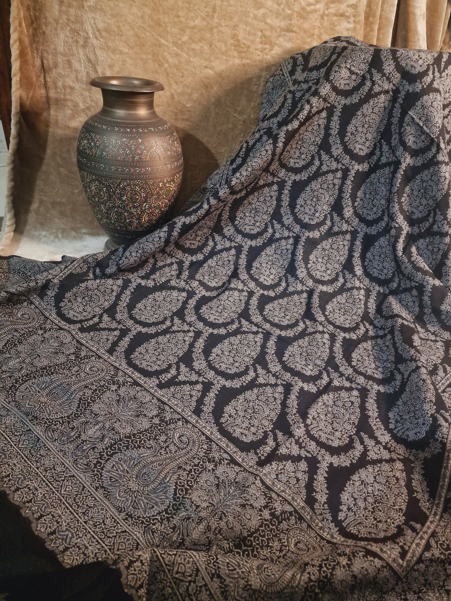 Reversible woolen kanni shawl