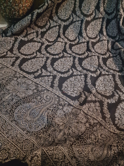 Reversible woolen kanni shawl