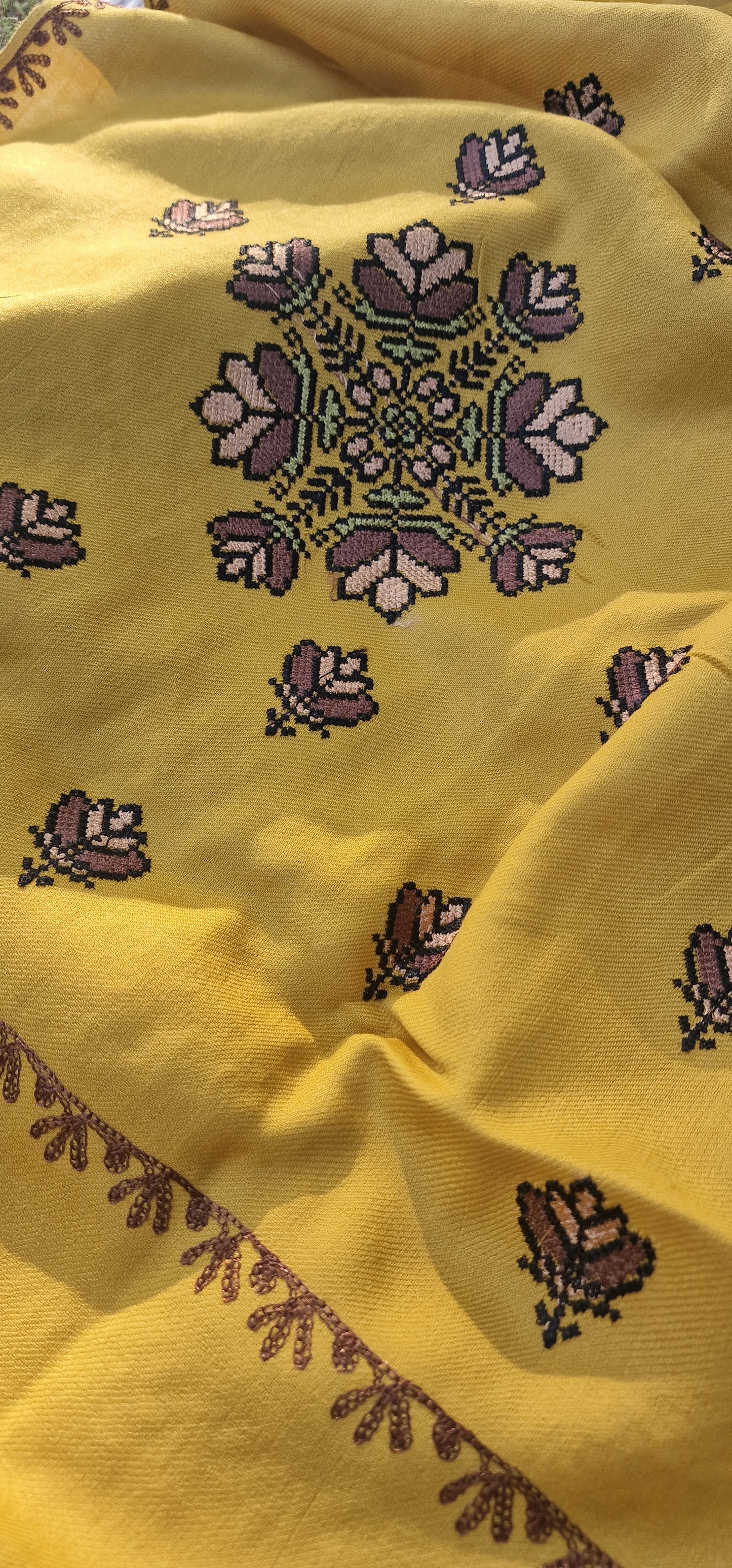 Embroidered shawl: woollen pashmina