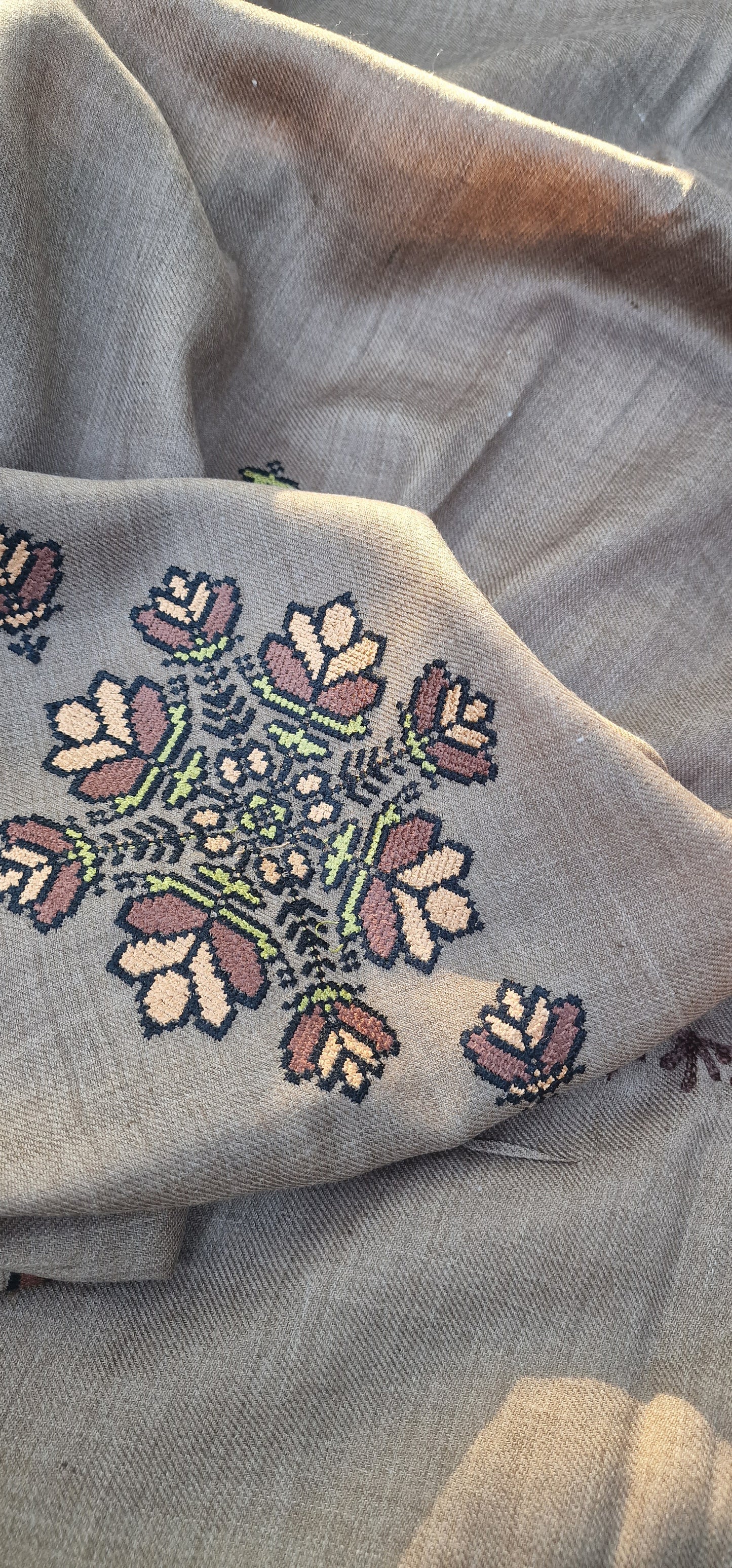 Embroidered shawl: woollen pashmina