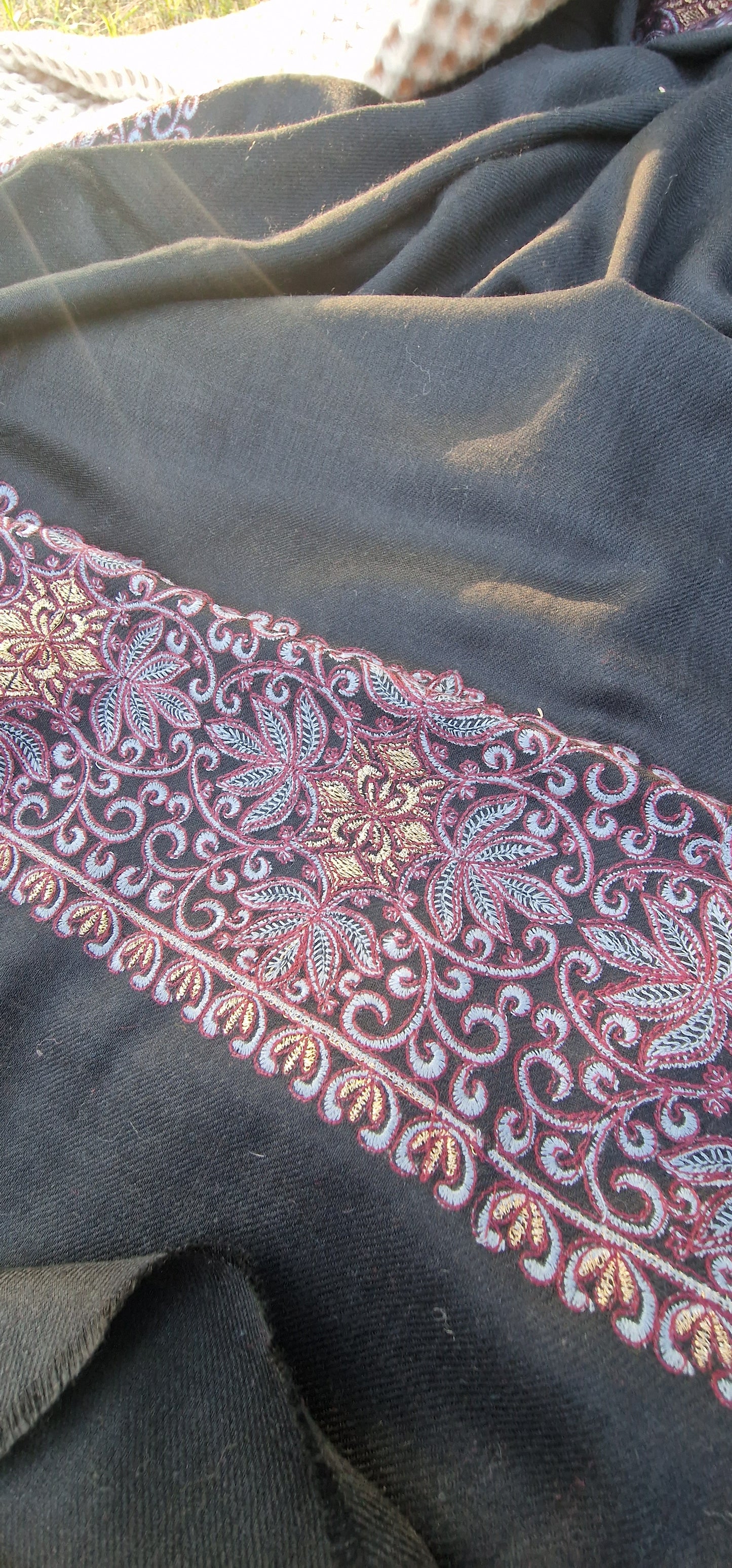 Tilla shawl : embroidered