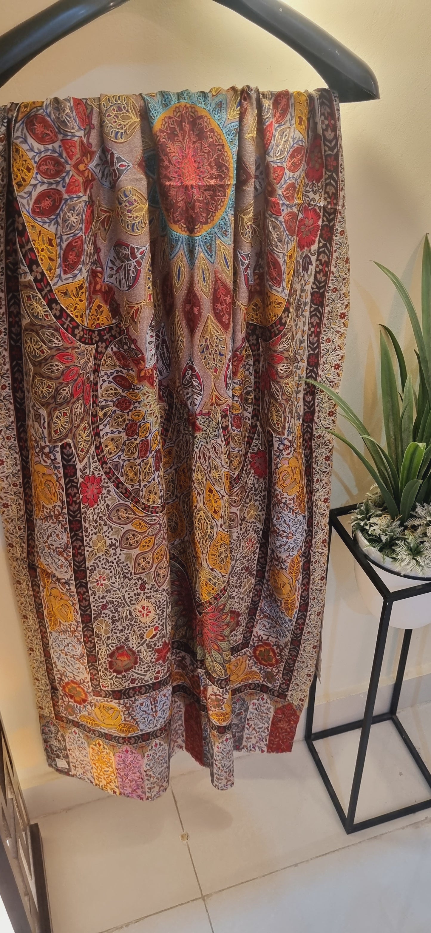 Embroidered Minishawl: reelkar Pashmina