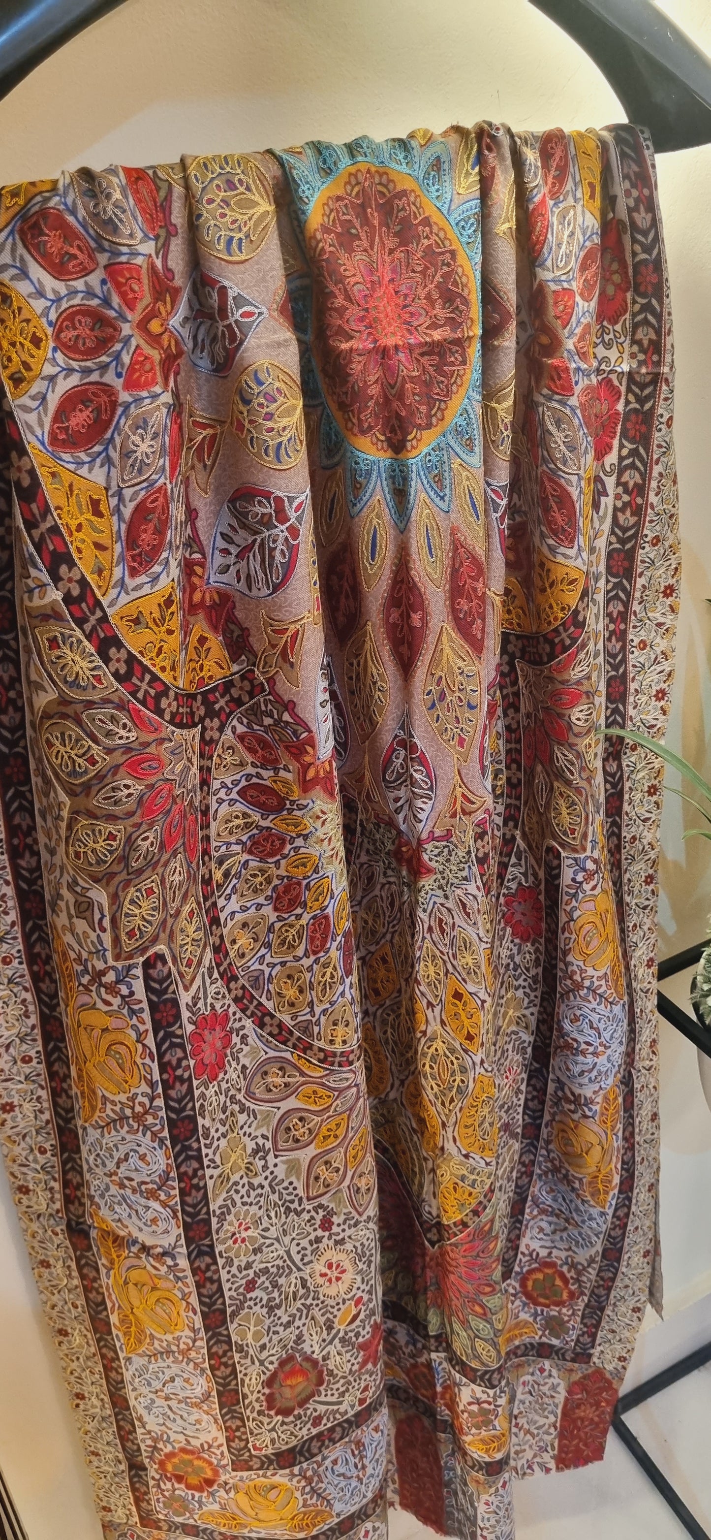 Embroidered Minishawl: reelkar Pashmina