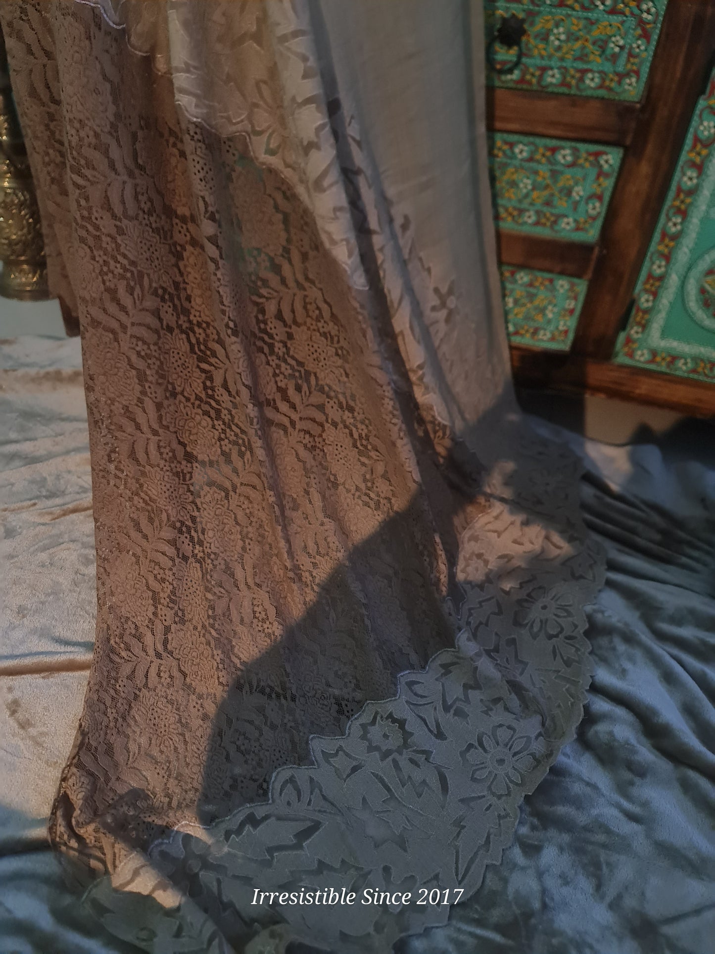 Pashmina shawl: cutwork with chentelle