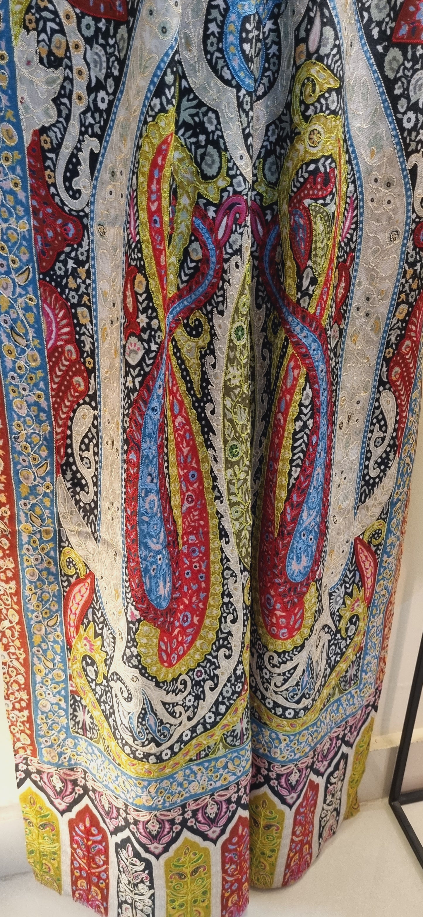 Embroidered reelkar: Pashmina minishawl