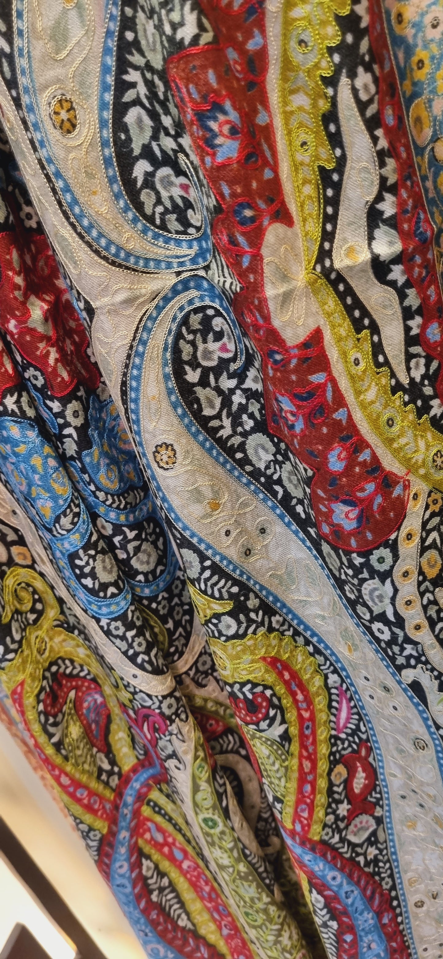 Embroidered reelkar: Pashmina minishawl