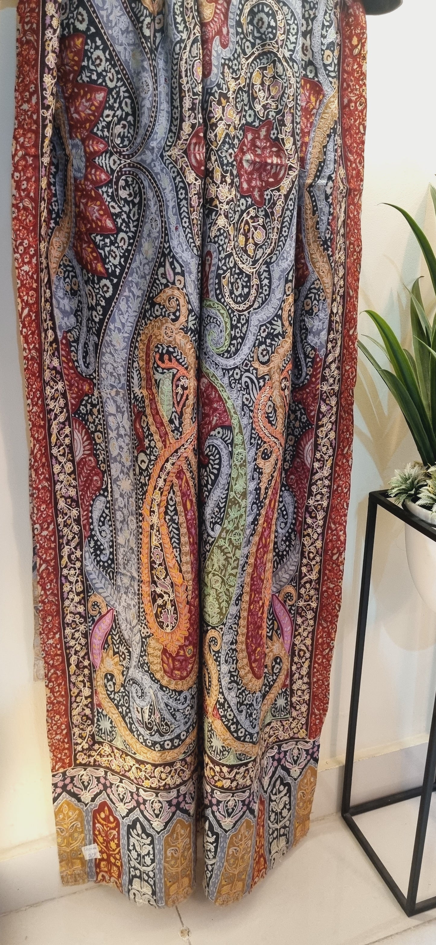 Embroidered reelkar: Pashmina mini shawl