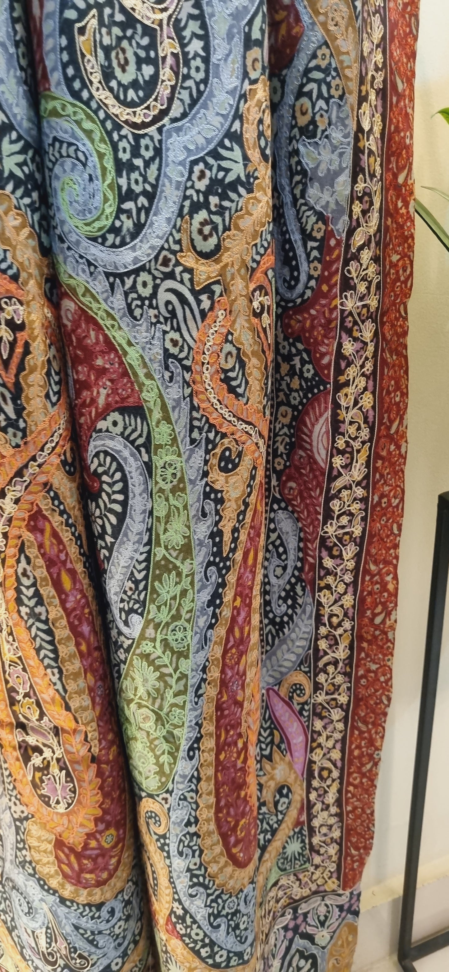 Embroidered reelkar: Pashmina mini shawl