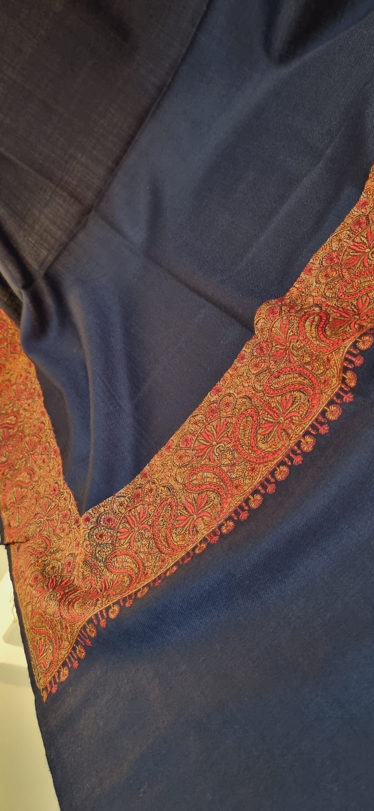 Embroidered shawls: Pashmina