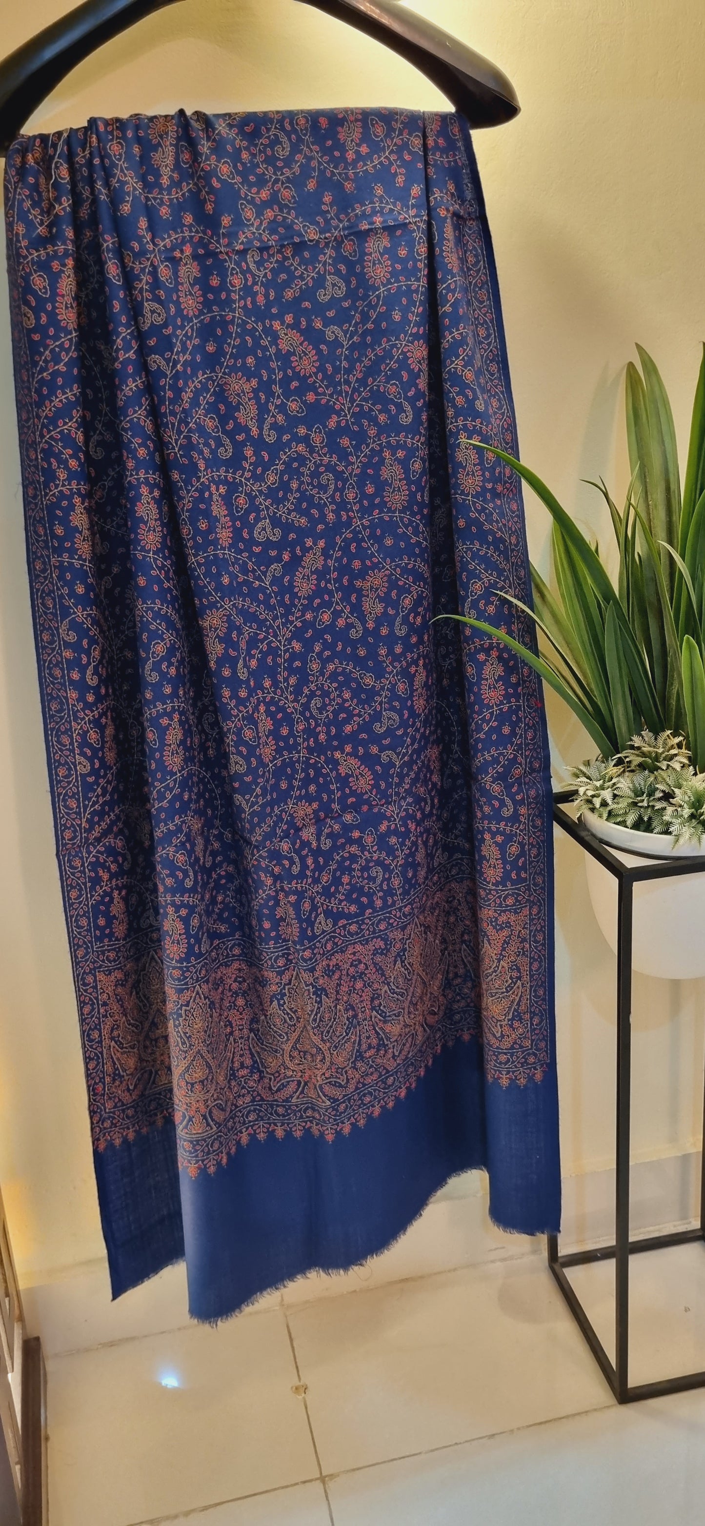 Embroidered minishawl: woollen pashmina