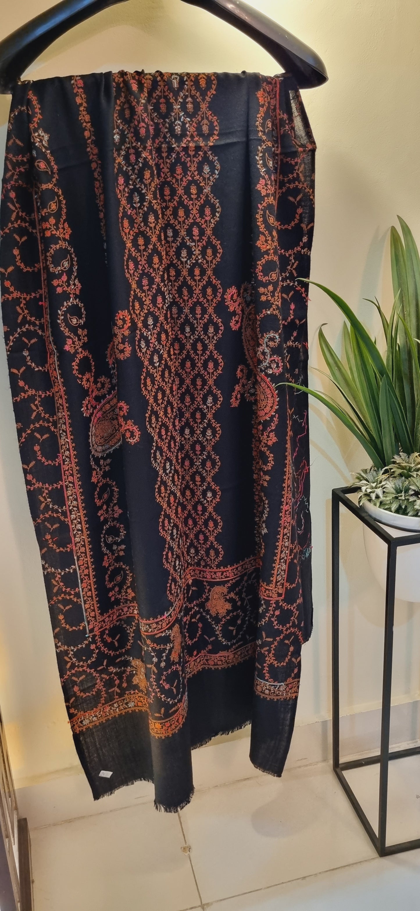 Embroidered minishawl: woollen pashmina