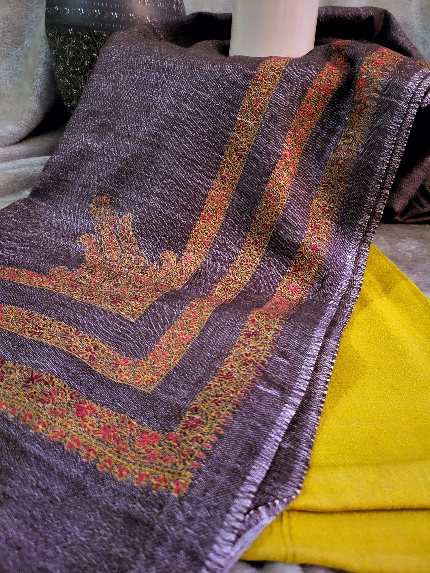 Kurta set: embroidered shawl