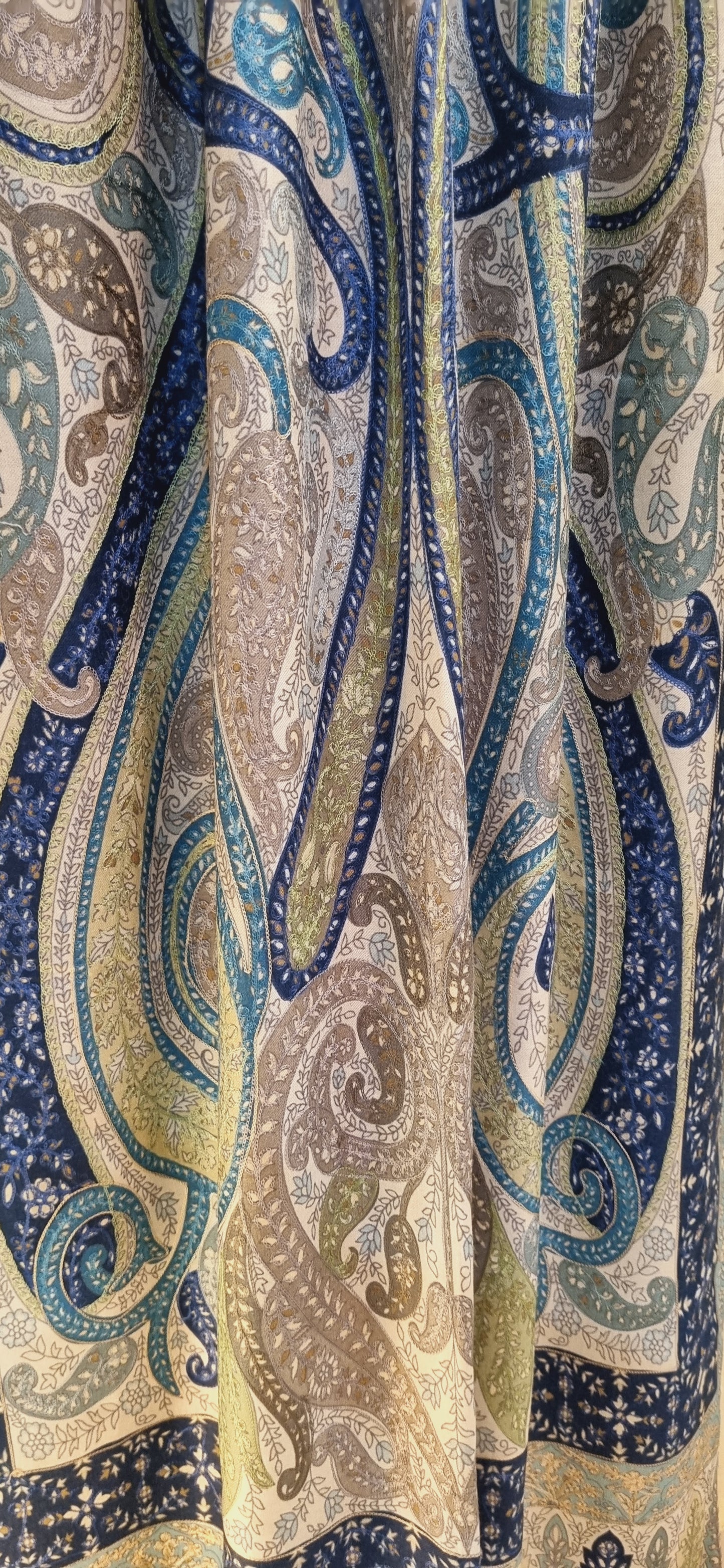 Embroidered pashmina: Reelkar