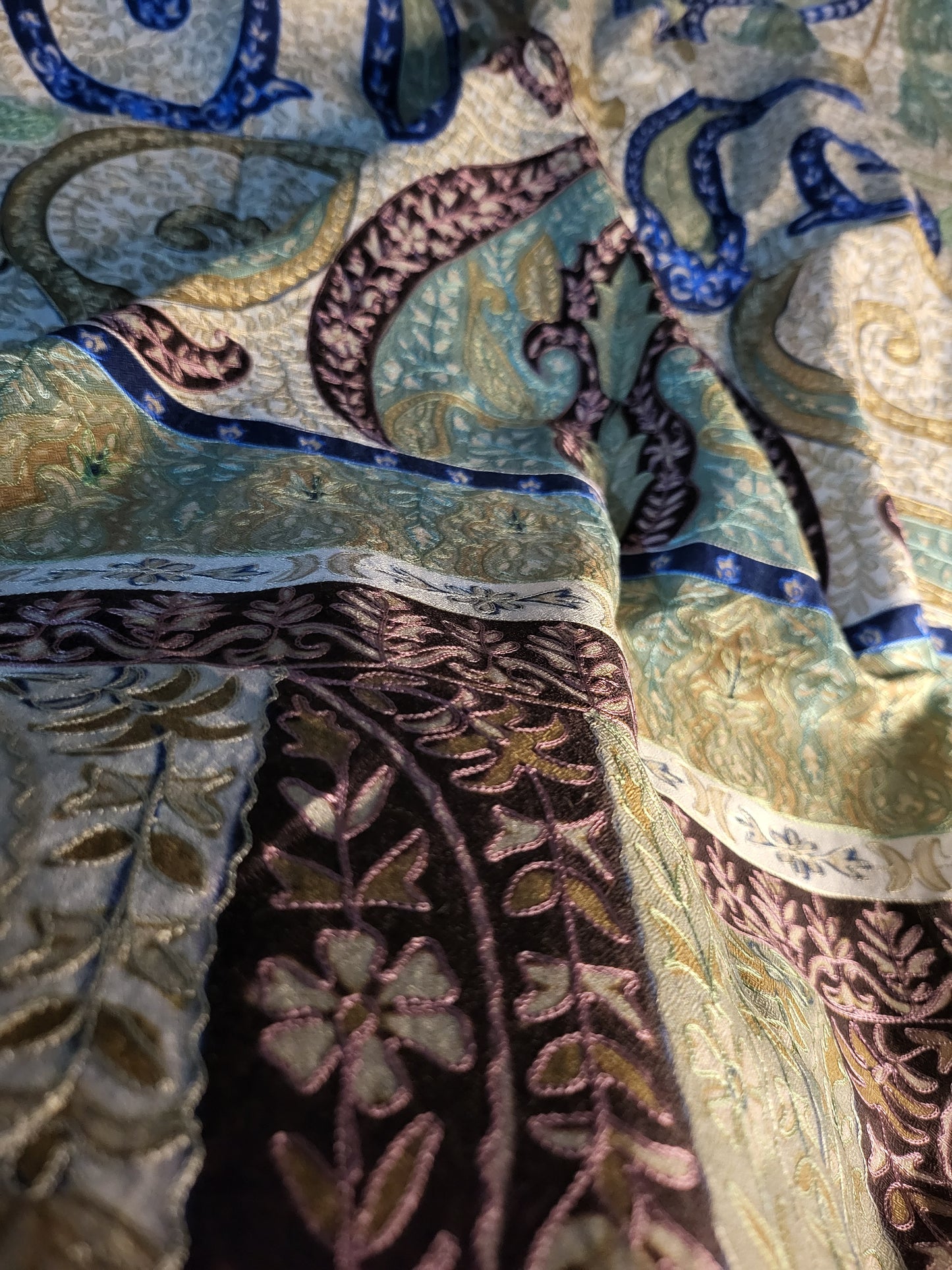 Reelkaar shawl : Embroidered