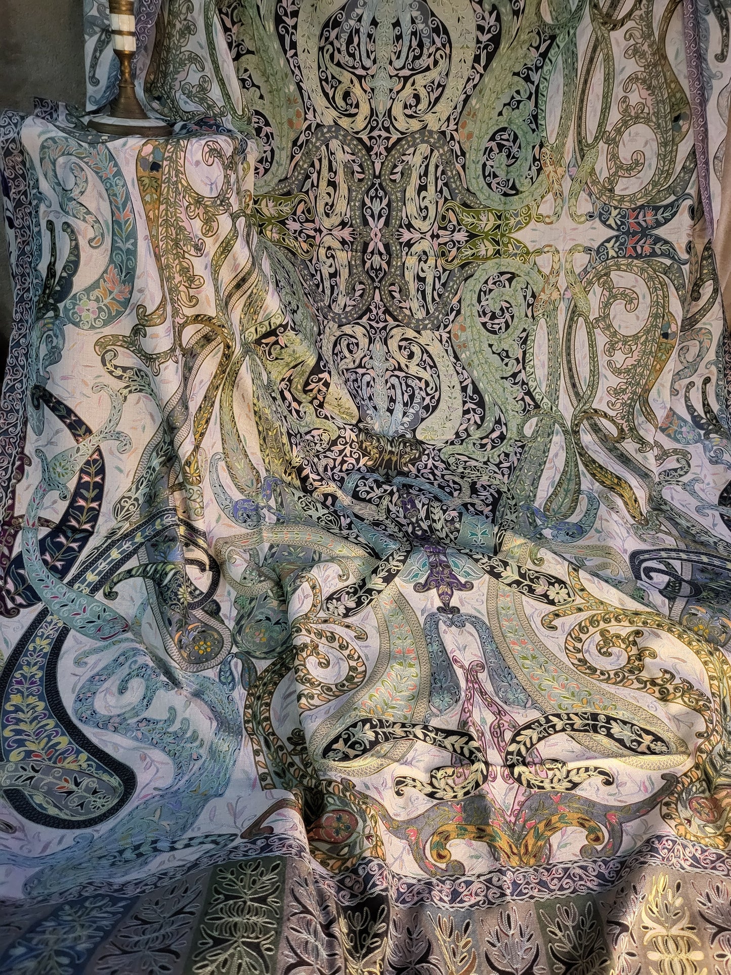 Reelkaar shawl: Embroidered