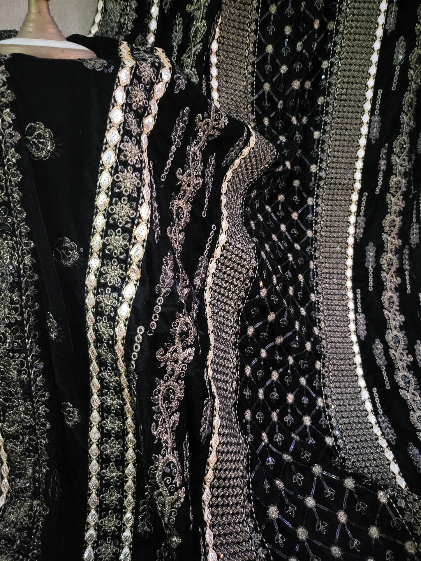 Velvet shawl: Embroidered