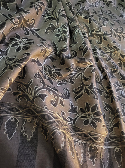 Reelkaar shawl : Embroidered