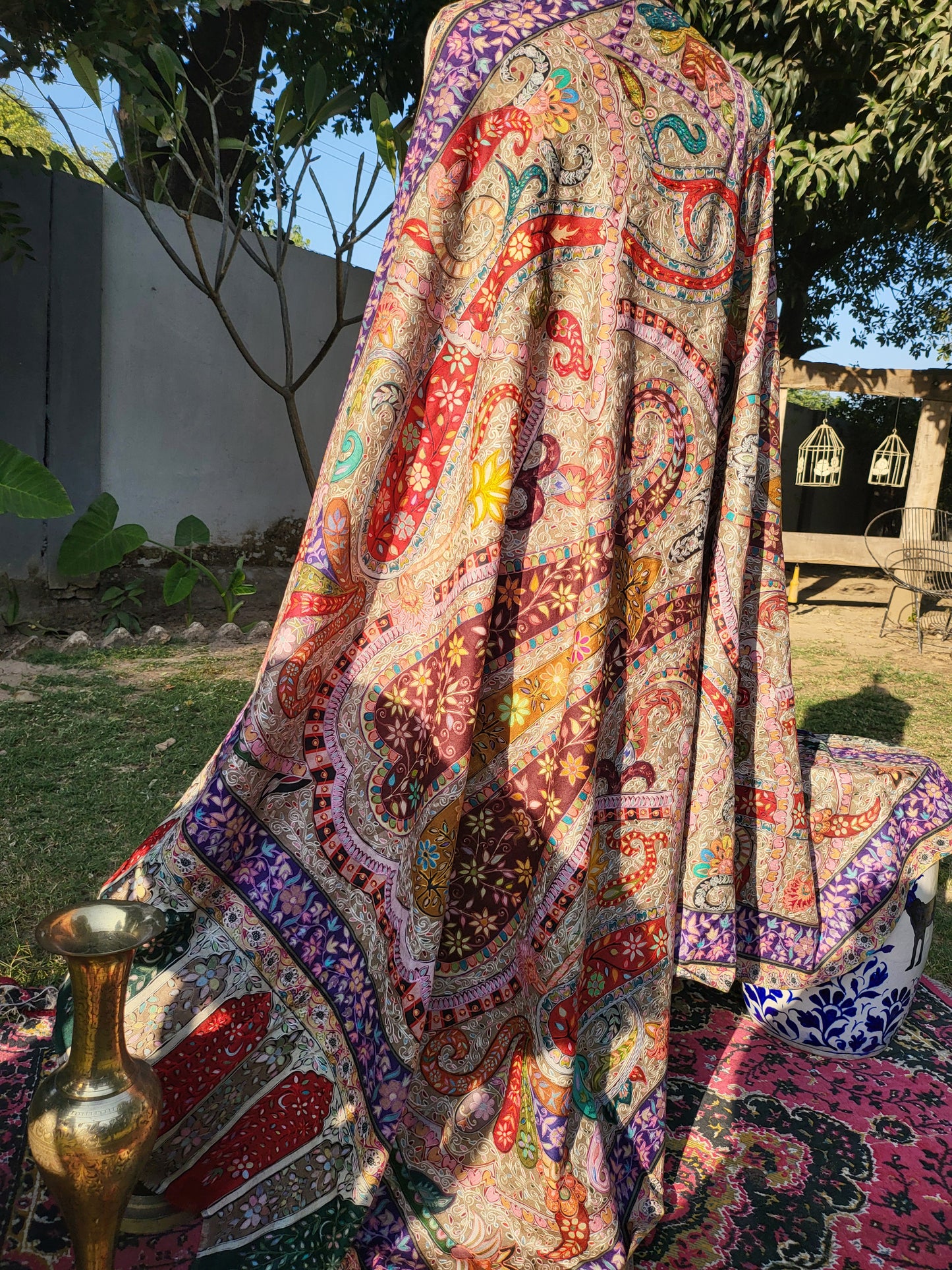 Reelkaar shawl: Embroidered