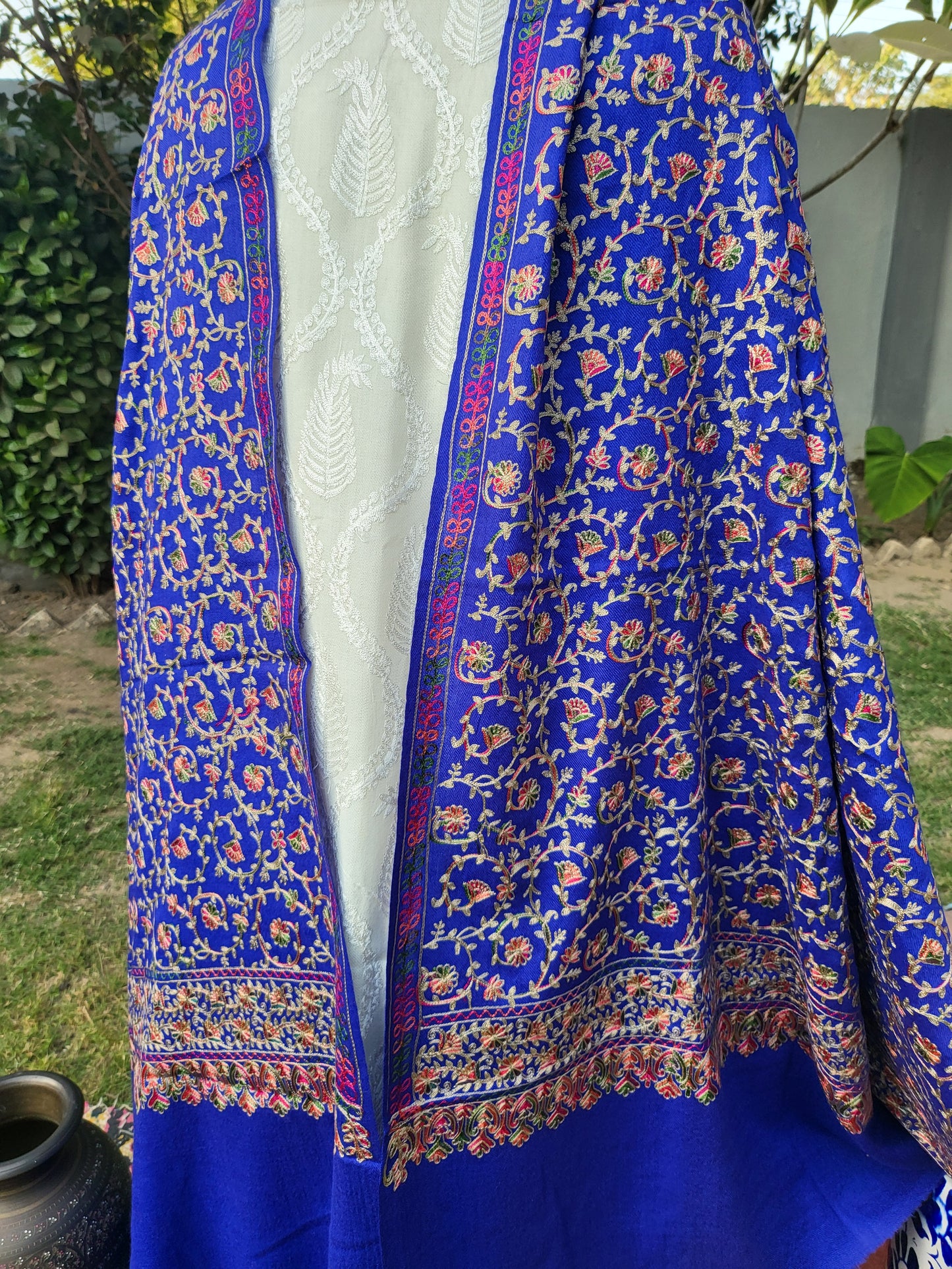 Blue candy : Embroidered shawl