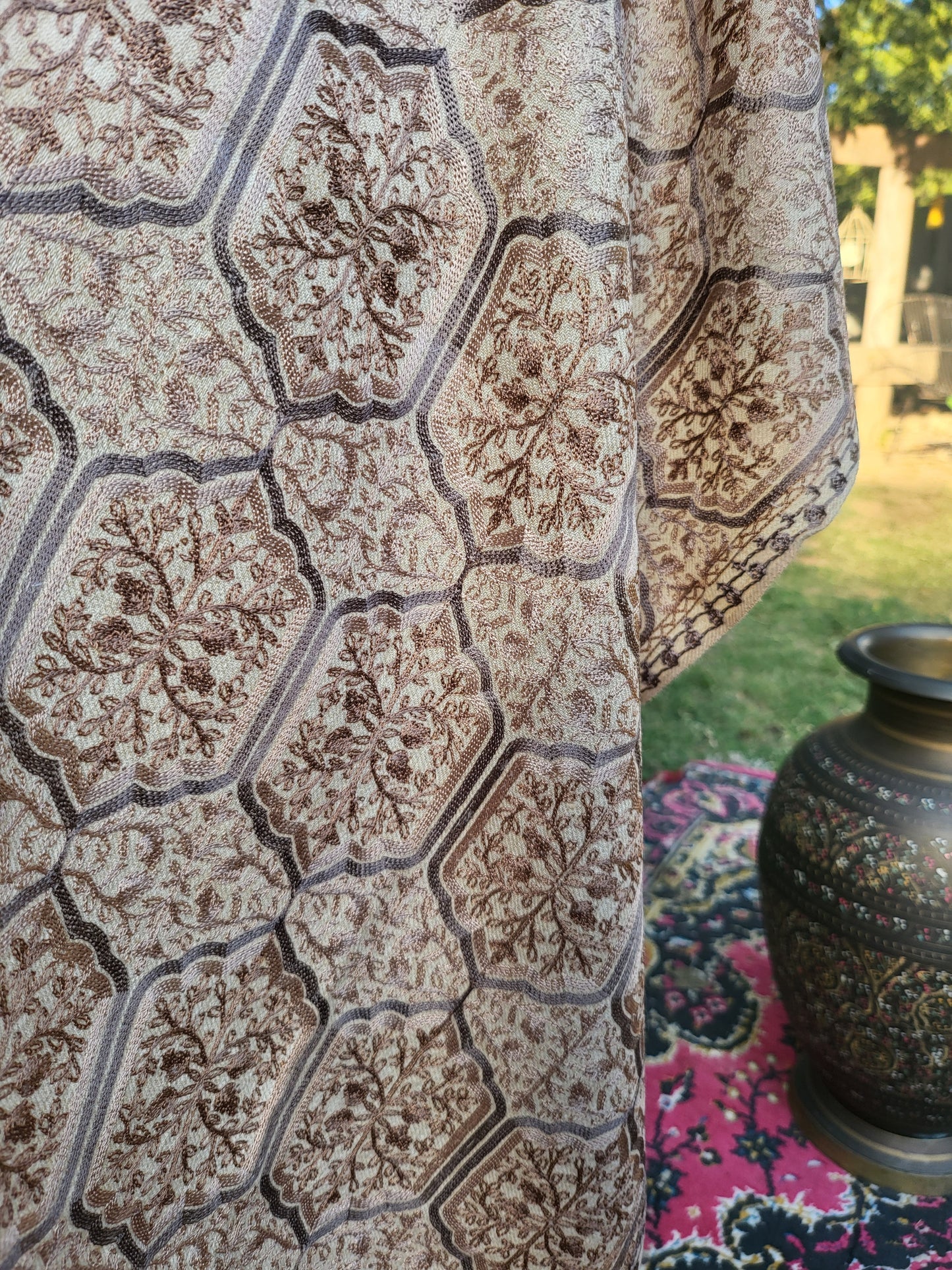 Mini shawl : embroidered