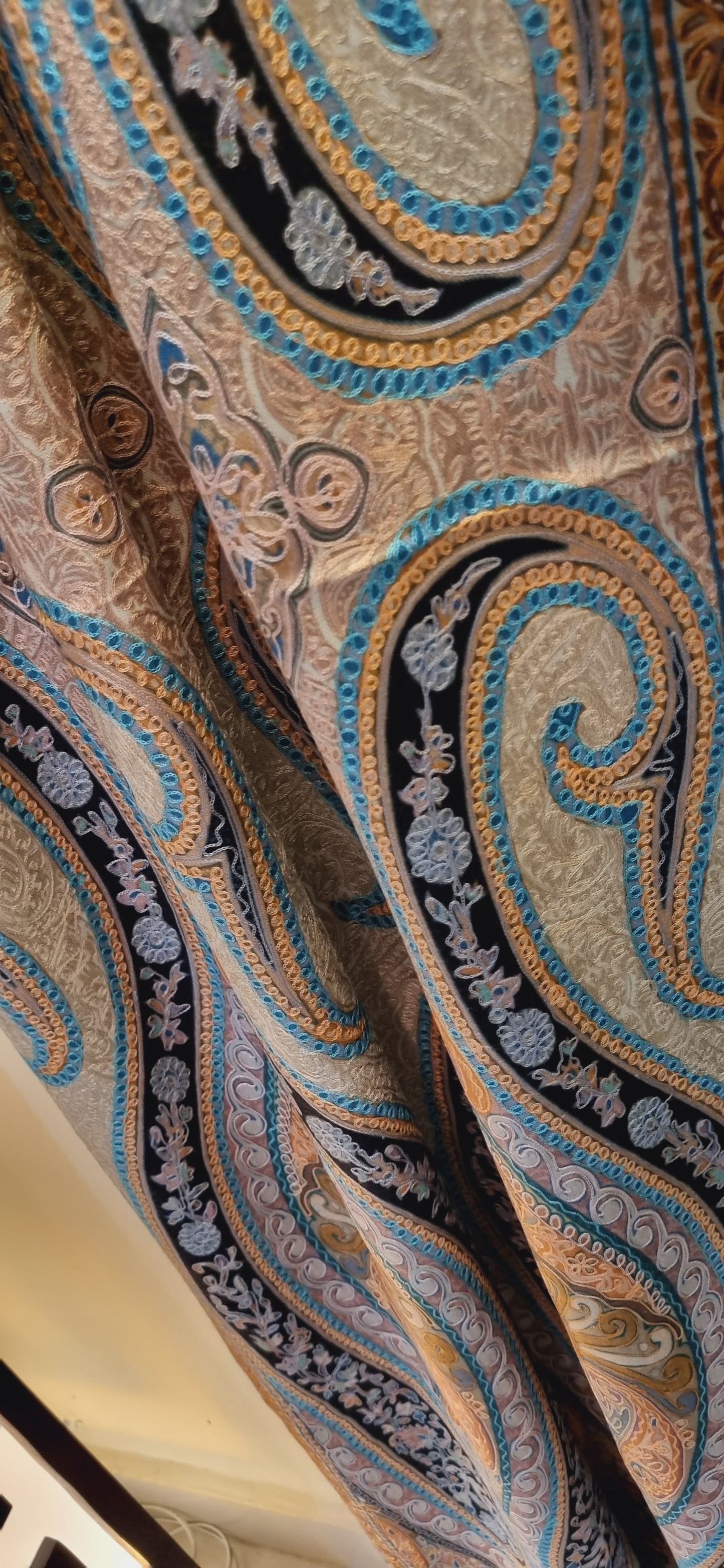 Embroidered reelkar: minishawl