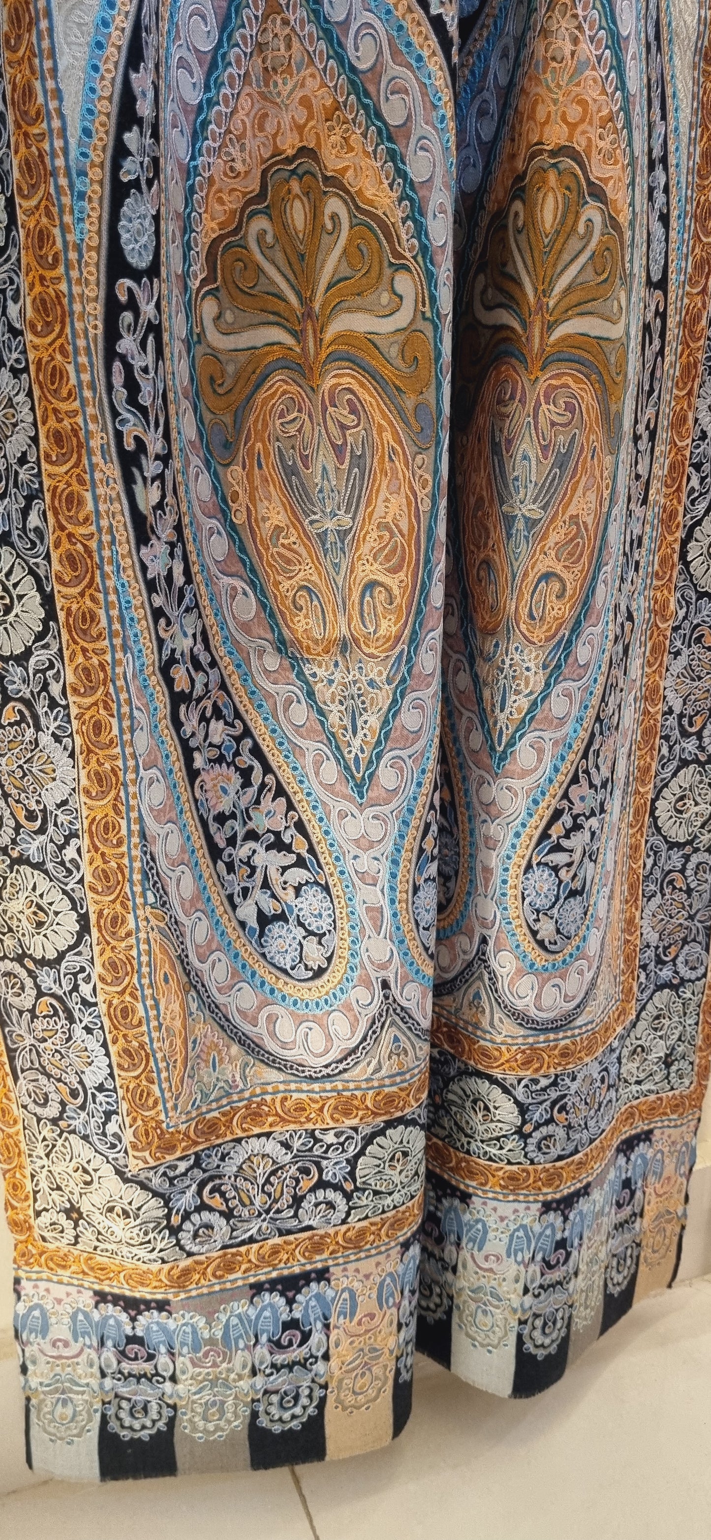 Embroidered reelkar: minishawl