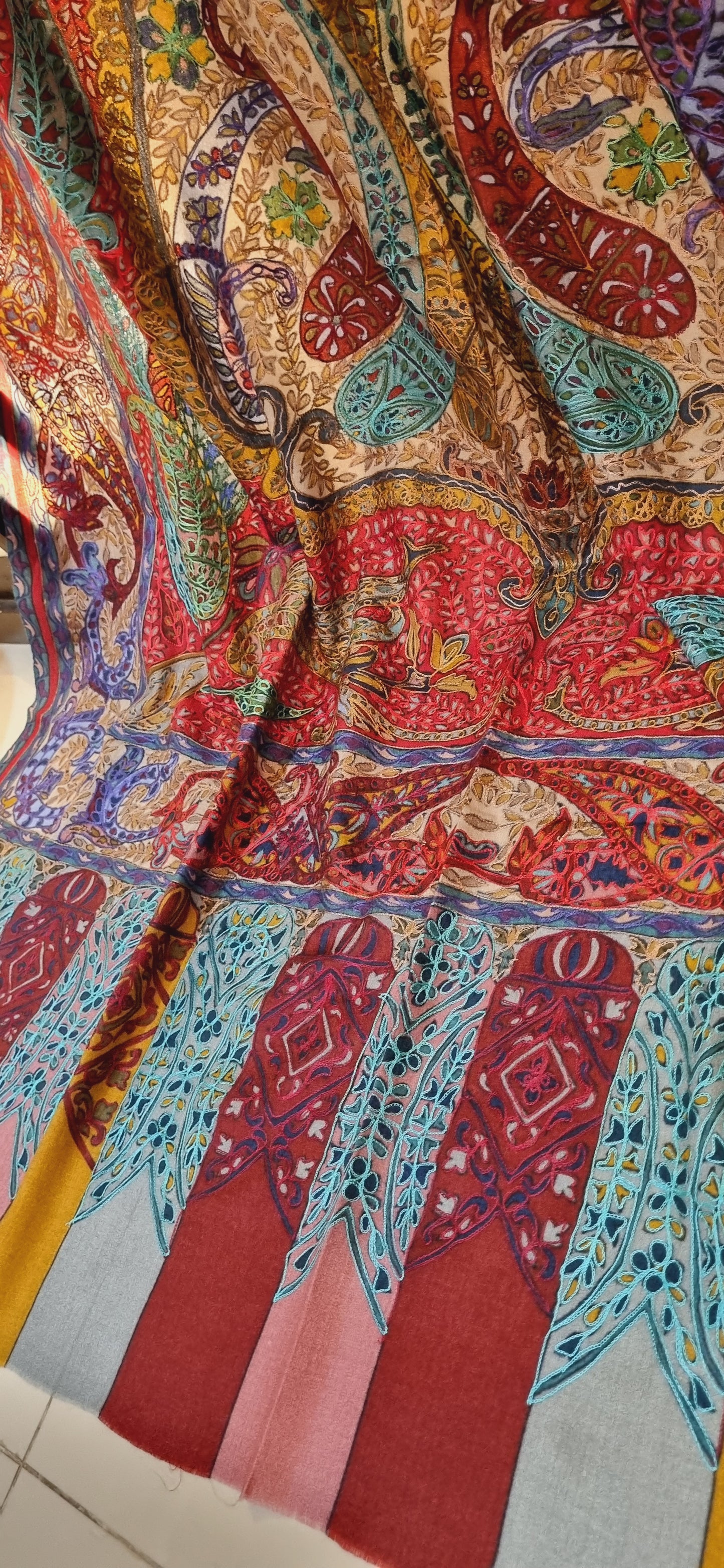 Embroidered reelkar: shawl