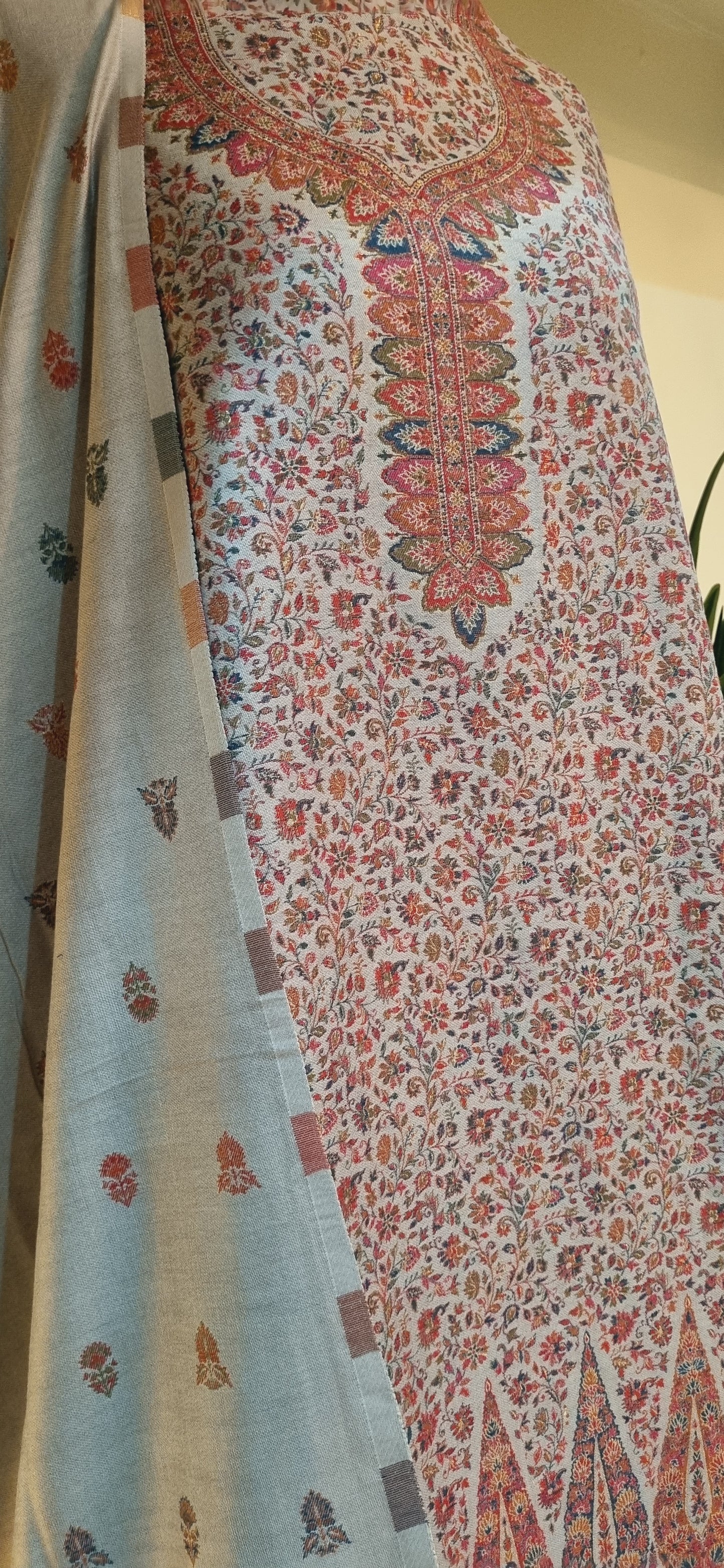 Kaani suit: Pashmina with mulberry silk