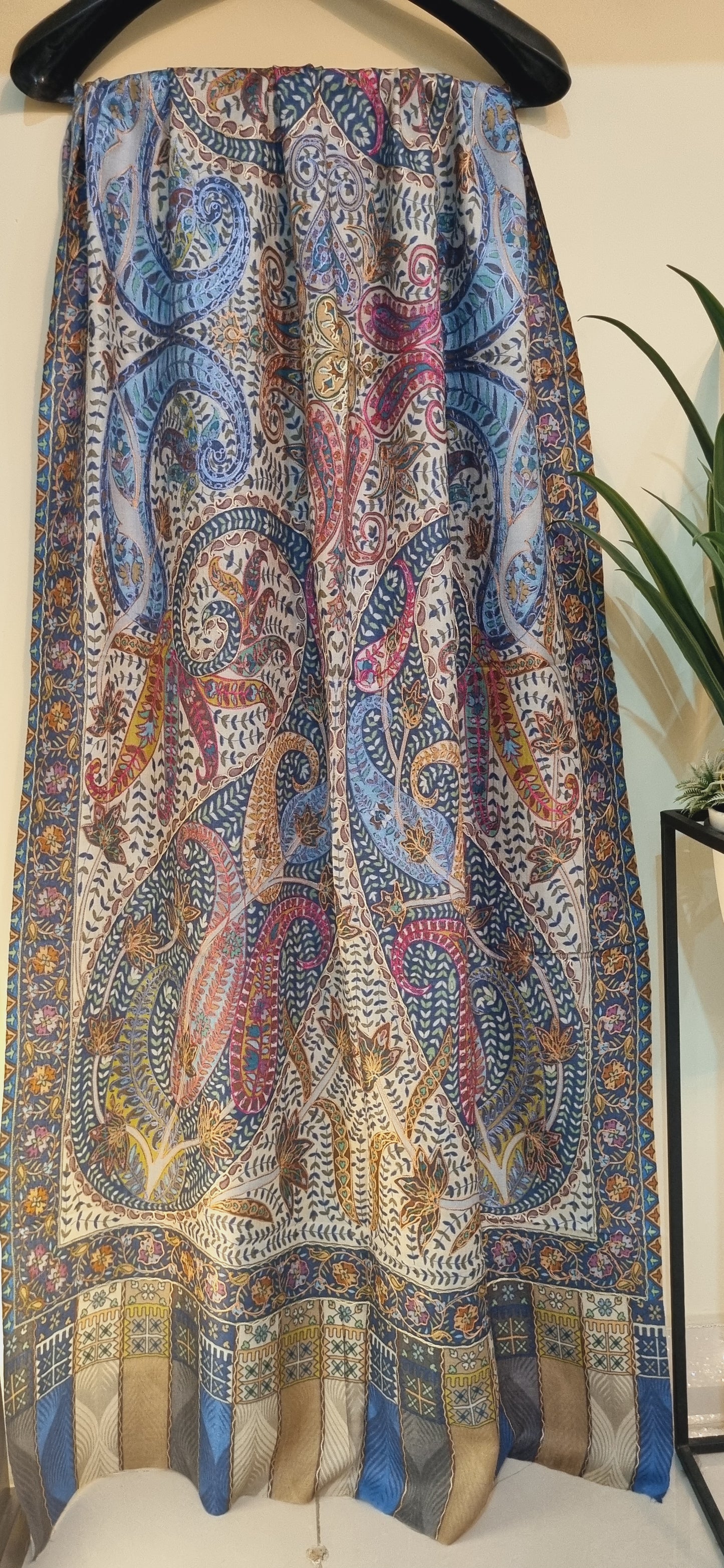 Embroidered reelkar: minishawl