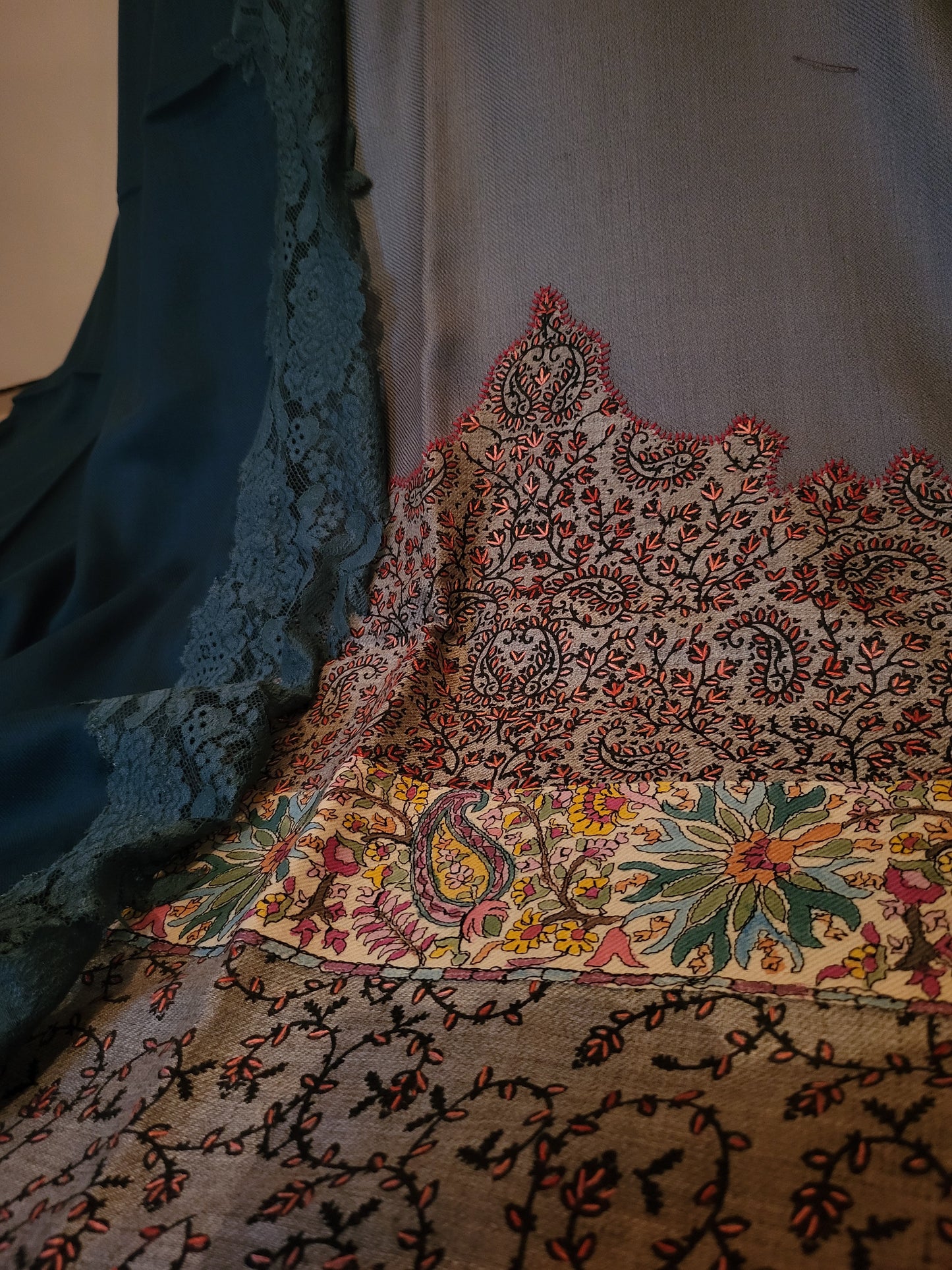 A Shikargah shirt : pashmina