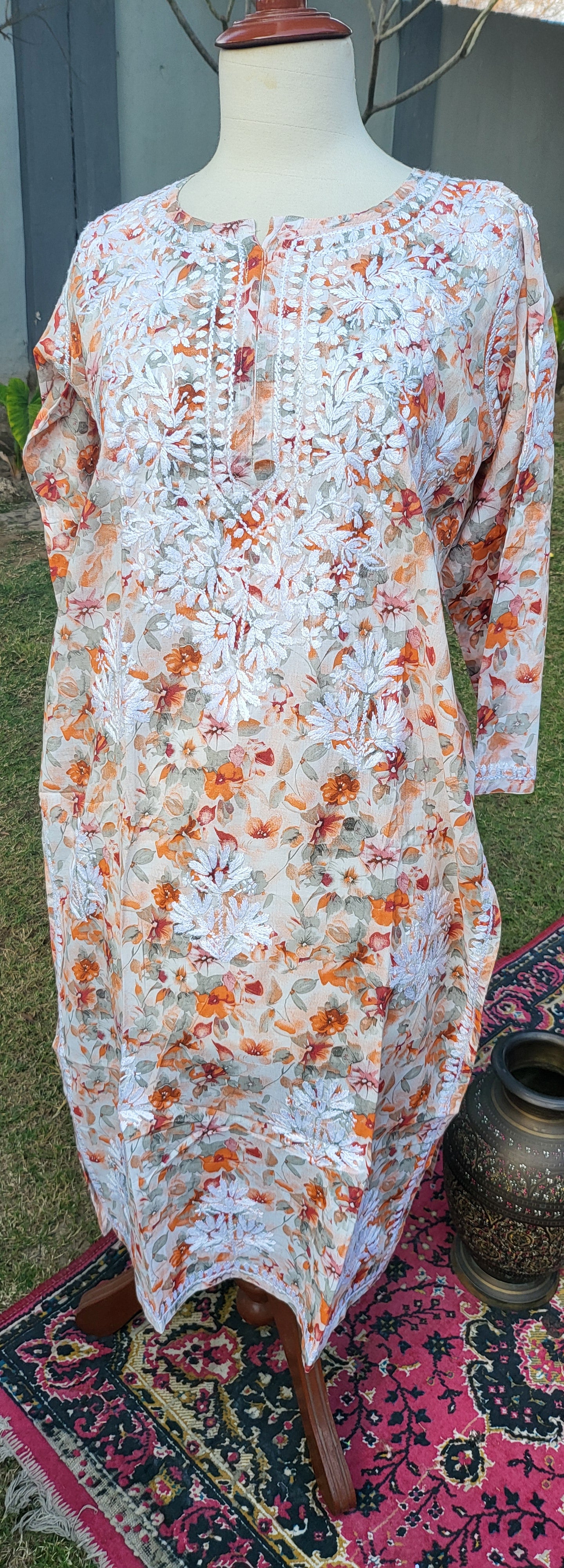 Floral chikankari: Hand Embroidered