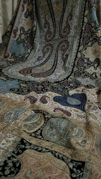 Reelkaar shawl : Embroidered