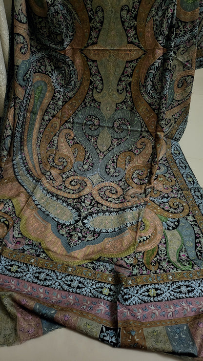 Reelkaar shawl: Embroidered