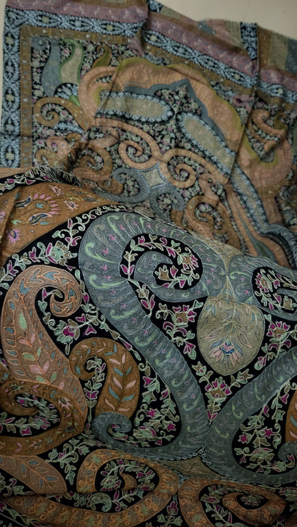 Reelkaar shawl: Embroidered