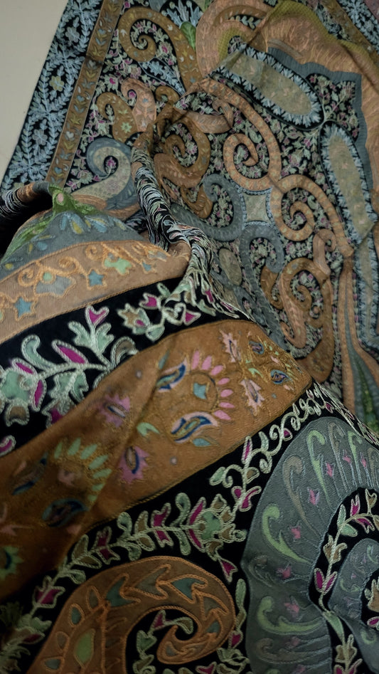 Reelkaar shawl: Embroidered