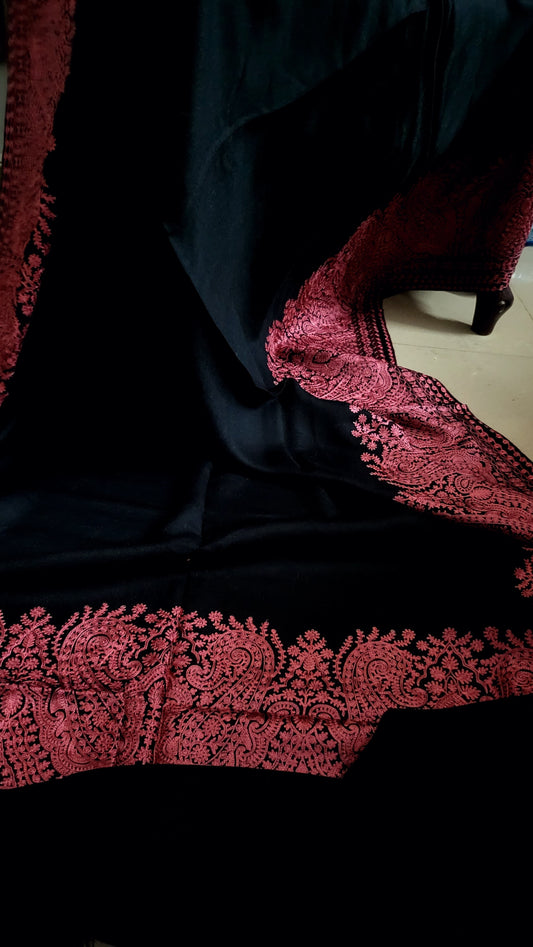 Border embroidered : shawl