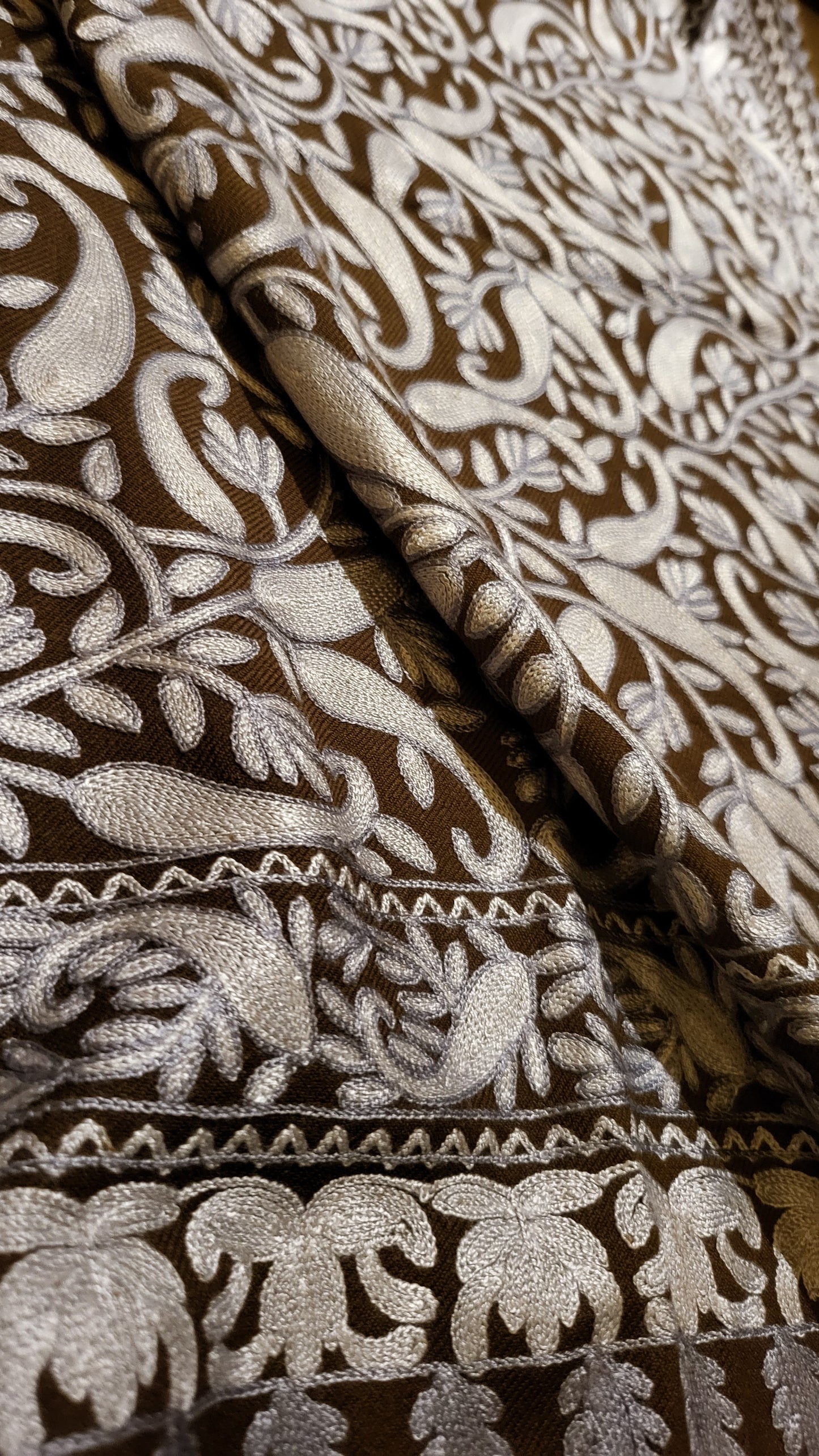 Jama shawl : Embroidered